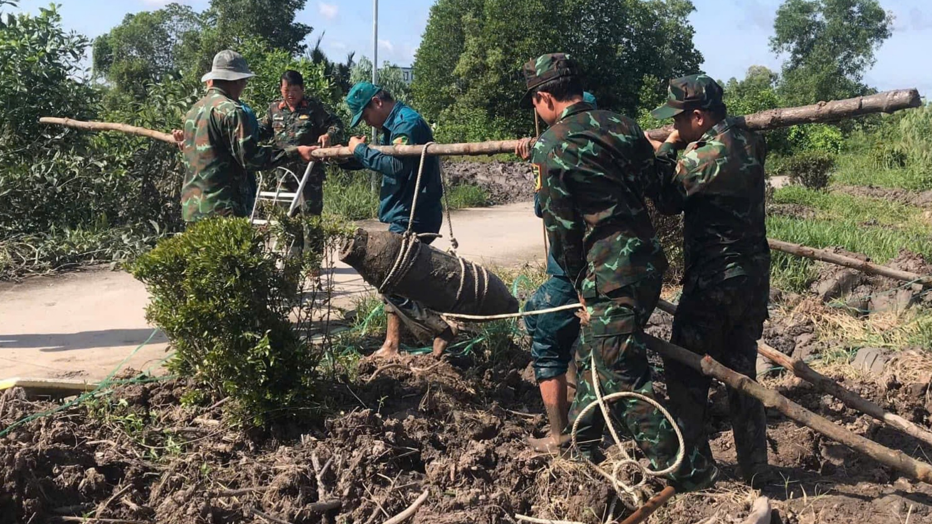 Ph&aacute;t hiện quả bom nặng 150kg c&ograve;n nguy&ecirc;n ng&ograve;i nổ ở C&agrave; Mau- Ảnh 1.