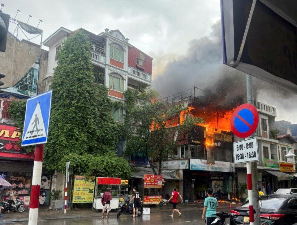 Ch&aacute;y ở Hải Ph&ograve;ng: Nam thanh ni&ecirc;n nhảy từ tầng cao bị chấn thương v&ugrave;ng đầu- Ảnh 1.
