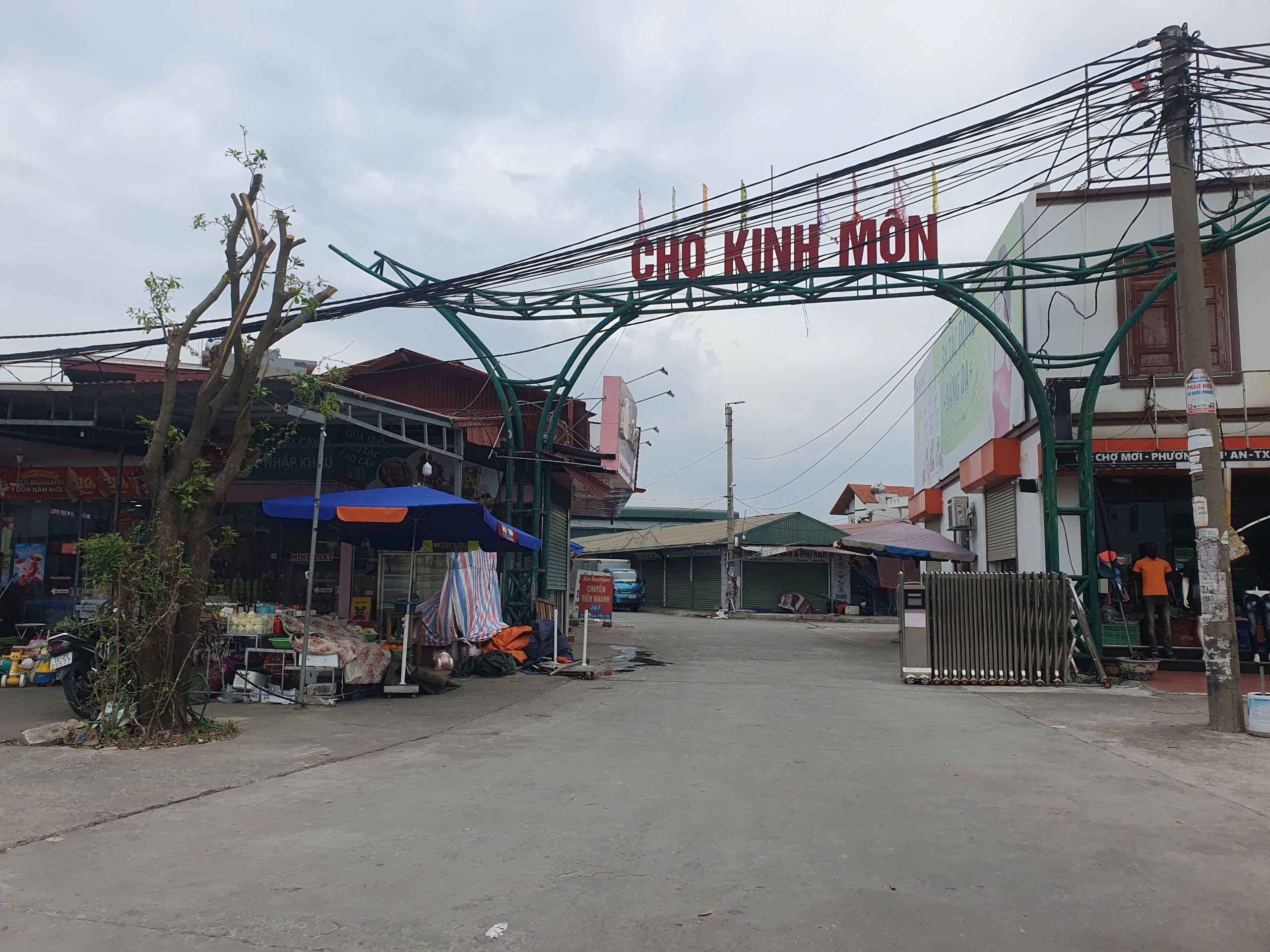 Vụ lạ l&ugrave;ng nh&agrave; trong chợ vẫn bị thu tiền v&eacute; xe đi v&agrave;o: Xử phạt 2 trường hợp g&acirc;y mất ANTT- Ảnh 1.