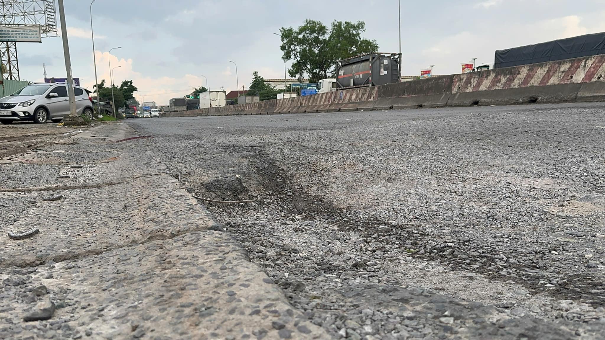 Đồng Nai kiến nghị khẩn trương sửa chữa QL51 đang hư hỏng nặng- Ảnh 2. Đồng Nai kiến nghị khẩn trương sửa chữa QL51 đang hư hỏng nặng- Ảnh 2.