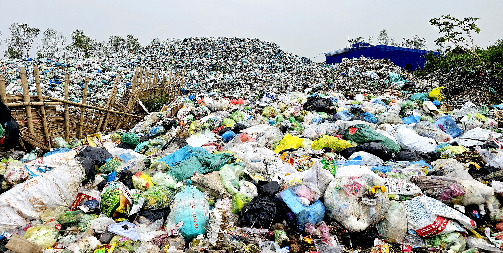 Huyện Ti&ecirc;n L&atilde;ng (Hải Ph&ograve;ng): Doanh nghiệp thu tiền rồi để tồn &ldquo;n&uacute;i&rdquo; r&aacute;c- Ảnh 1.