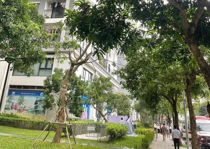 H&agrave; Nội: Điều tra vụ b&eacute; trai 5 tuổi rơi từ tầng 22 chung cư xuống đất tử vong- Ảnh 1.