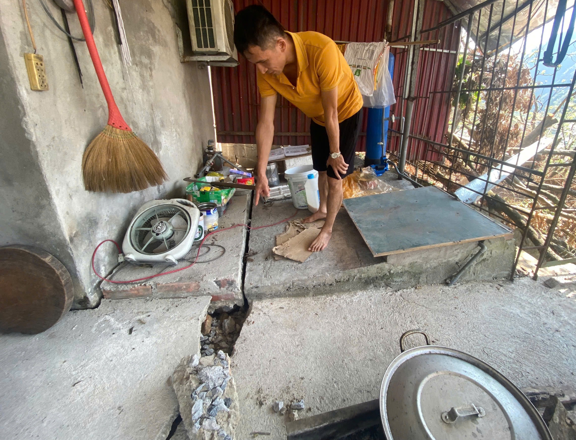 Quảng Ninh: Khu dân cư xuất hiện điểm sạt trượt lớn, hàng trăm hộ dân bất an- Ảnh 3. Quảng Ninh: Khu dân cư xuất hiện điểm sạt trượt lớn, hàng trăm hộ dân bất an- Ảnh 3.