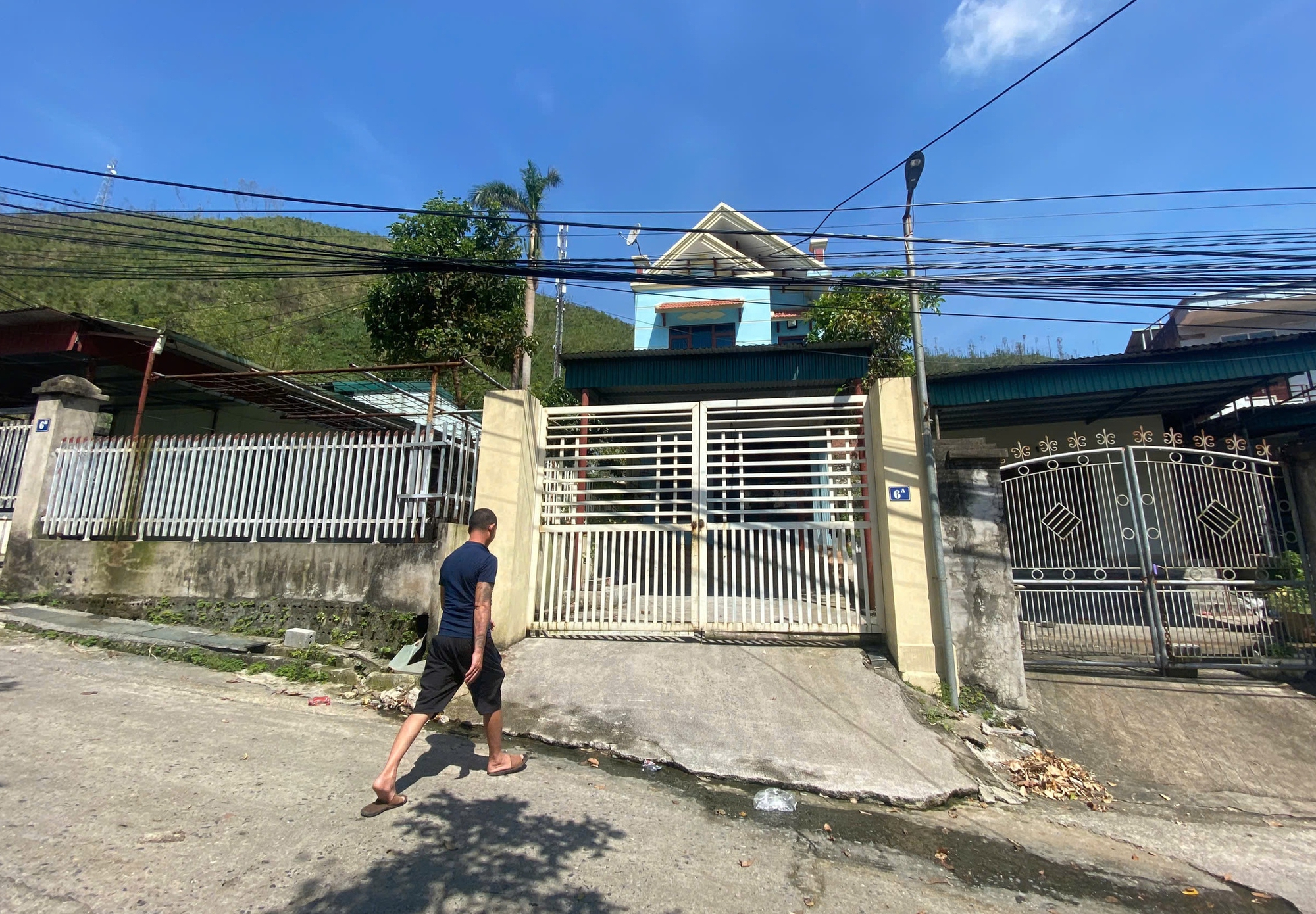 Quảng Ninh: Khu dân cư xuất hiện điểm sạt trượt lớn, hàng trăm hộ dân bất an- Ảnh 2. Quảng Ninh: Khu dân cư xuất hiện điểm sạt trượt lớn, hàng trăm hộ dân bất an- Ảnh 2.