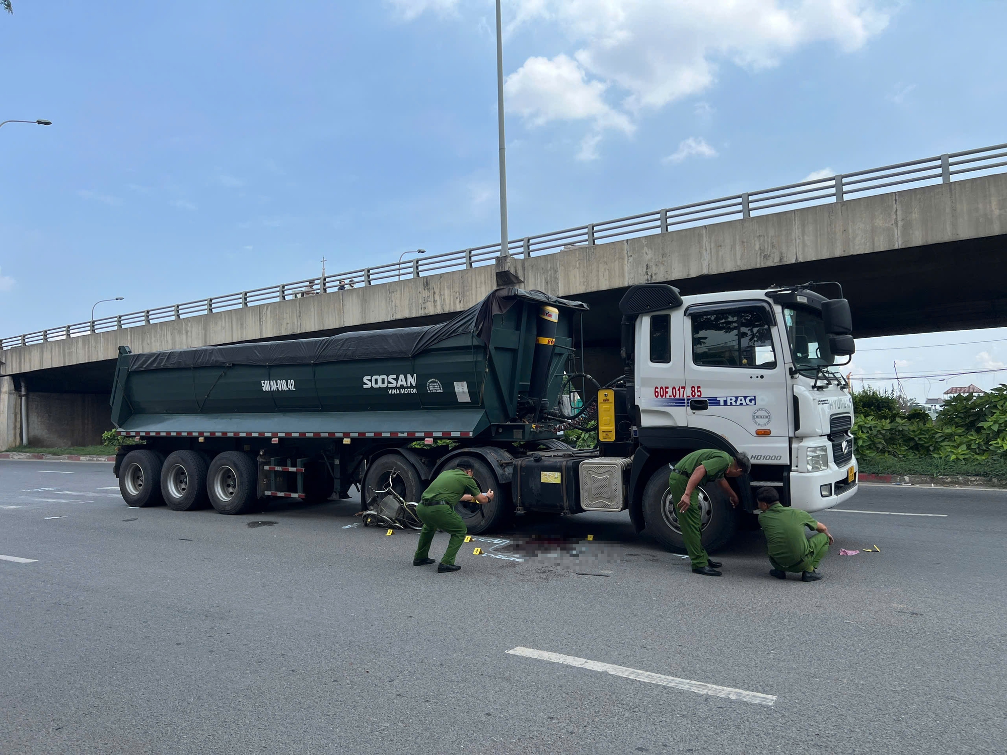 Xe ben va chạm xe đạp, người phụ nữ tử vong thương t&acirc;m- Ảnh 1.