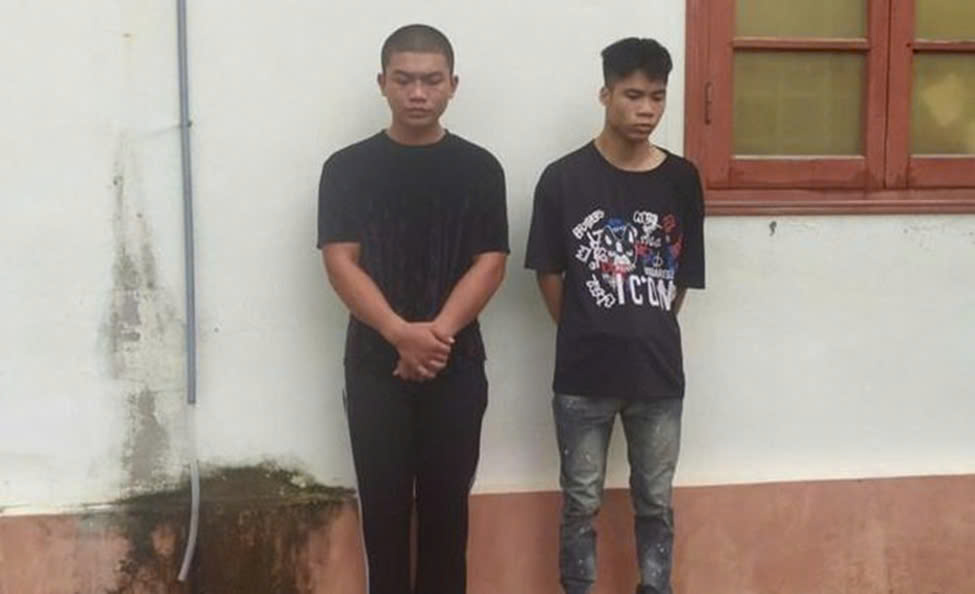 Bắt 2 t&ecirc;n cướp d&ugrave;ng dao bầu &eacute;p xe, cướp tiền người đi đường- Ảnh 1.
