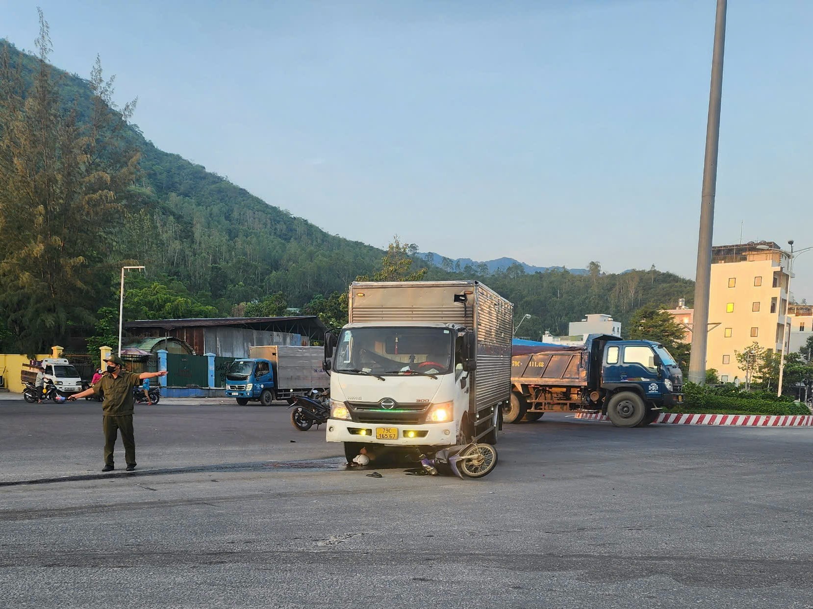 Bị xe tải t&ocirc;ng ph&iacute;a sau, nam c&ocirc;ng nh&acirc;n cầu đường tử vong tại chỗ- Ảnh 1.