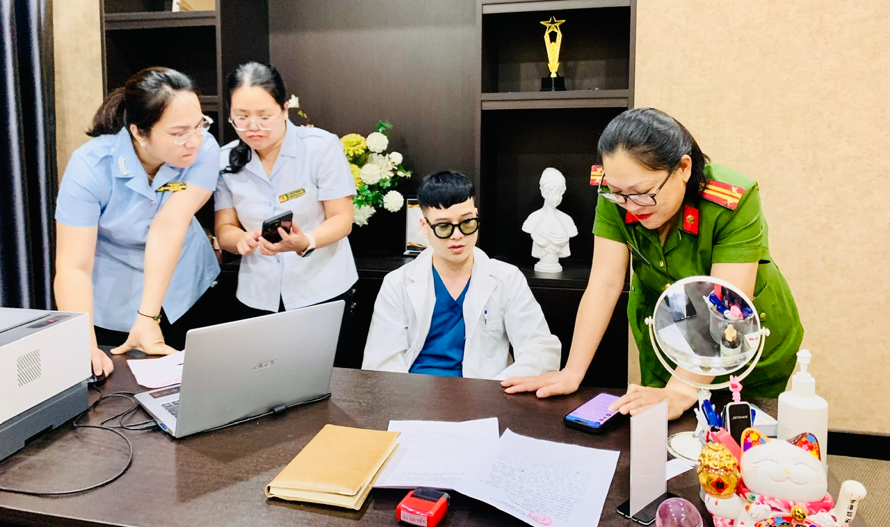 Kiểm tra ph&ograve;ng kh&aacute;m tư nh&acirc;n ở Gia Lai ph&aacute;t hiện "b&aacute;c sĩ" tốt nghiệp ng&agrave;nh văn h&oacute;a- Ảnh 1.