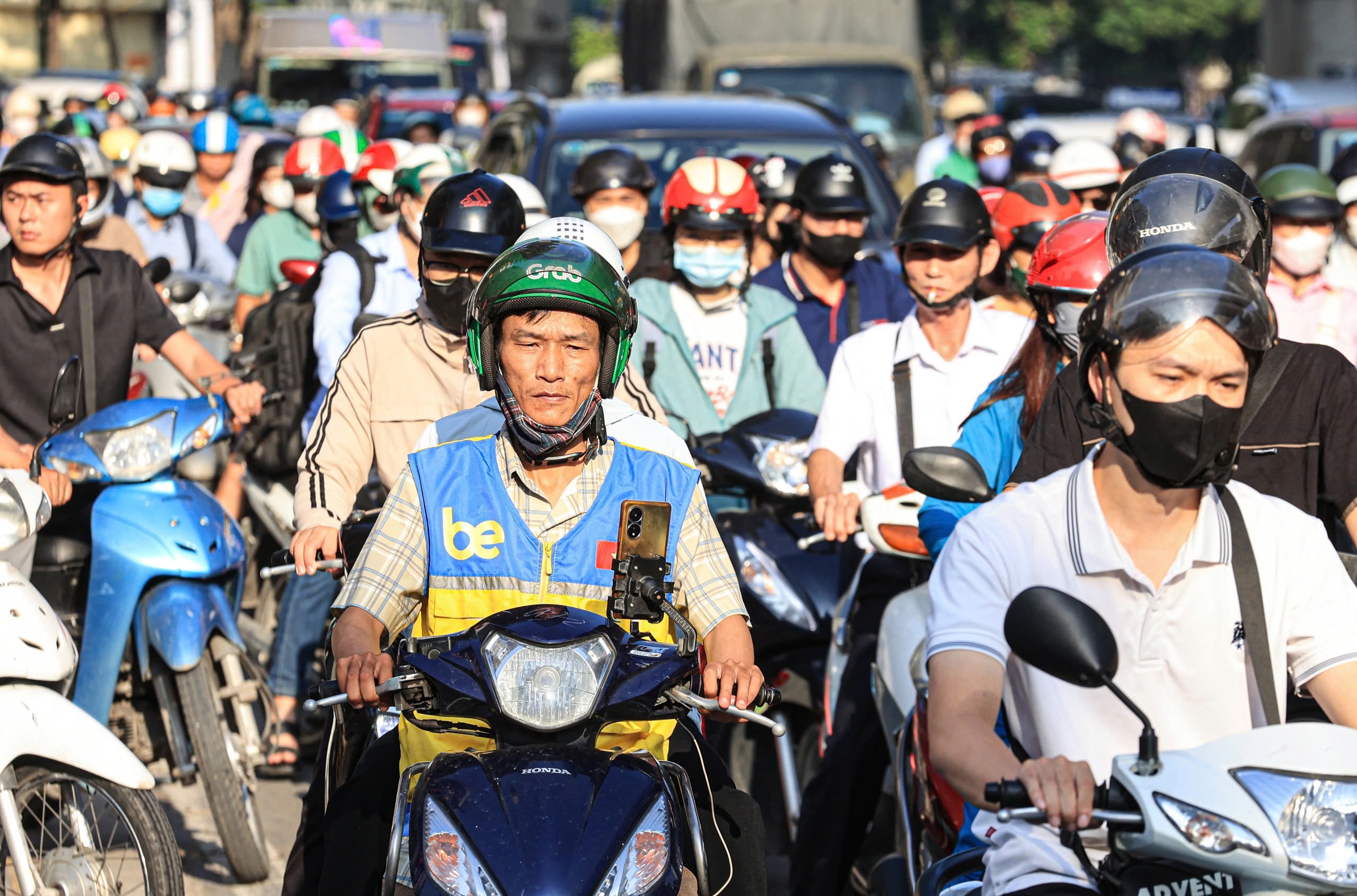 Ng&agrave;y đầu đi l&agrave;m sau nghỉ lễ, đường phố chật cứng người, xe- Ảnh 3.