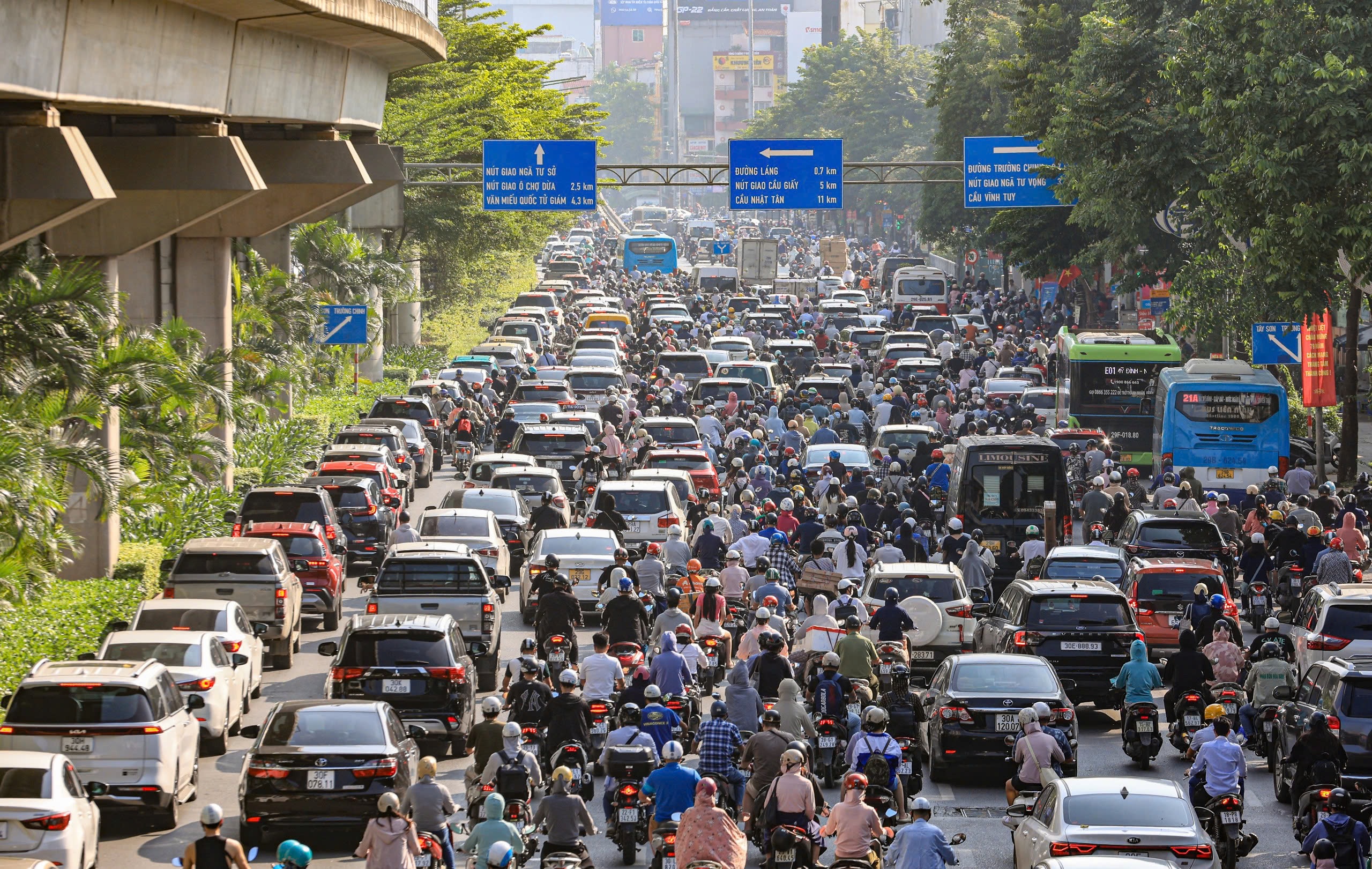 Ng&agrave;y đầu đi l&agrave;m sau nghỉ lễ, đường phố chật cứng người, xe- Ảnh 13.