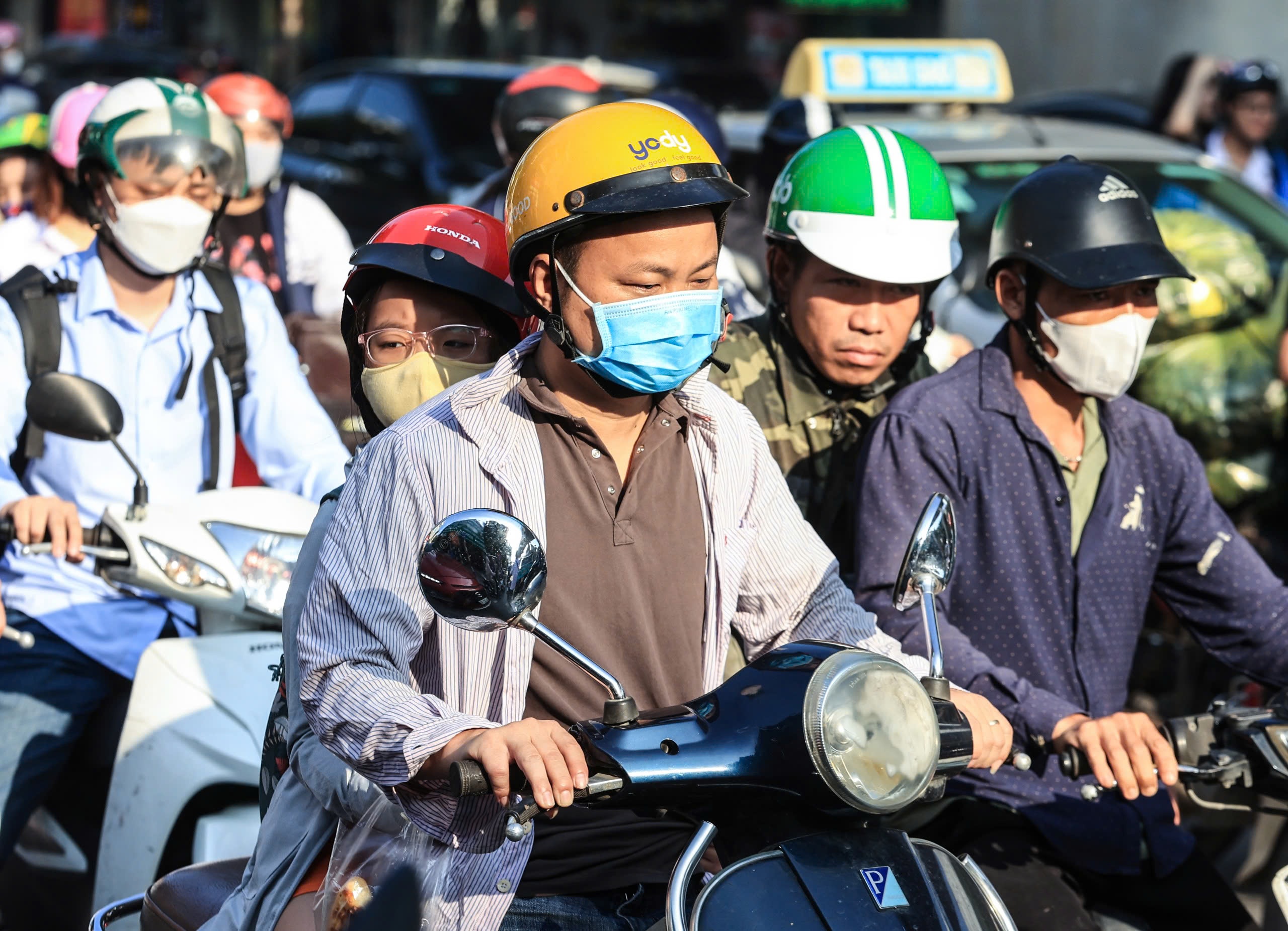 Ng&agrave;y đầu đi l&agrave;m sau nghỉ lễ, đường phố chật cứng người, xe- Ảnh 5.