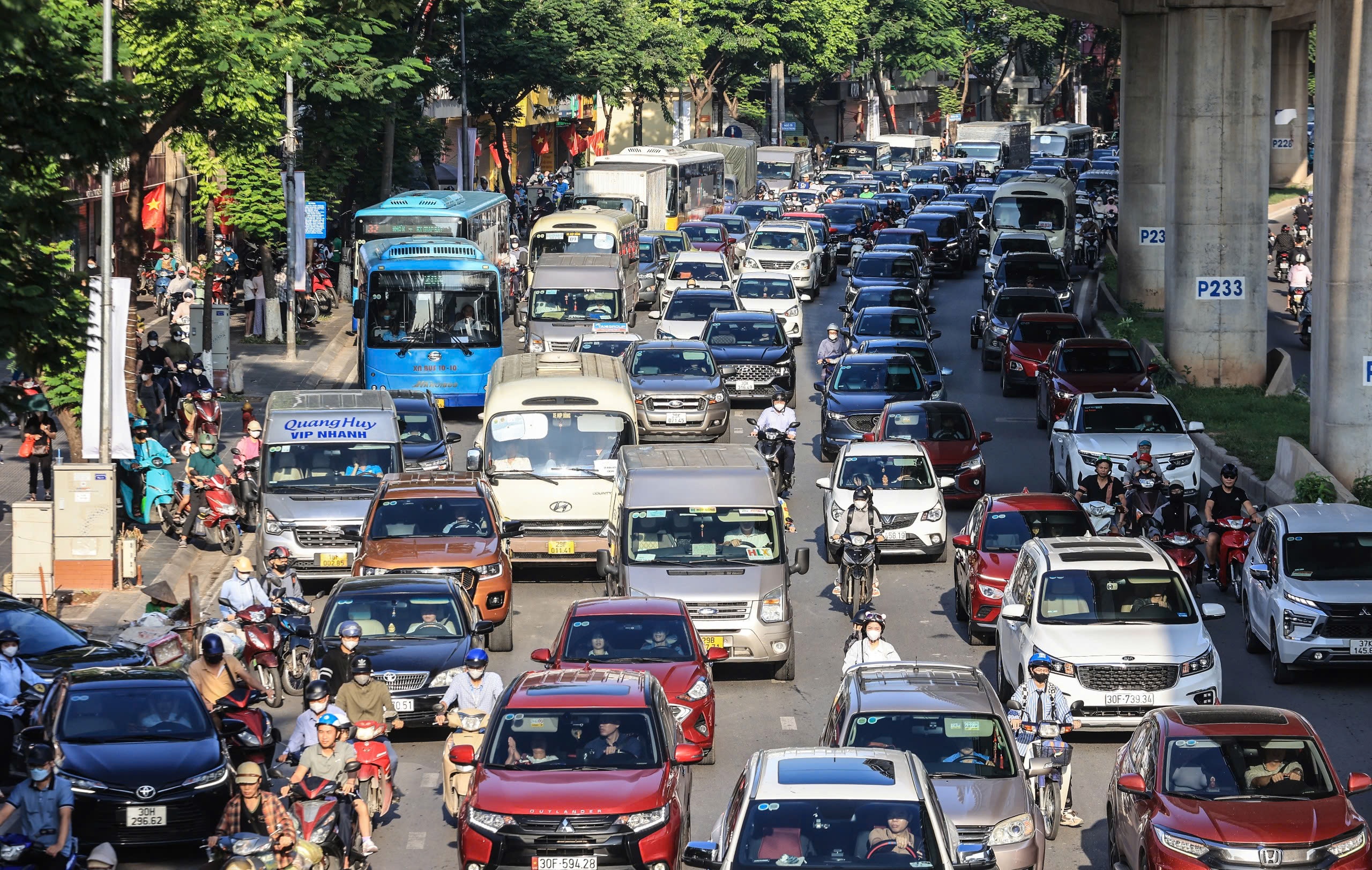 Ng&agrave;y đầu đi l&agrave;m sau nghỉ lễ, đường phố chật cứng người, xe- Ảnh 1.