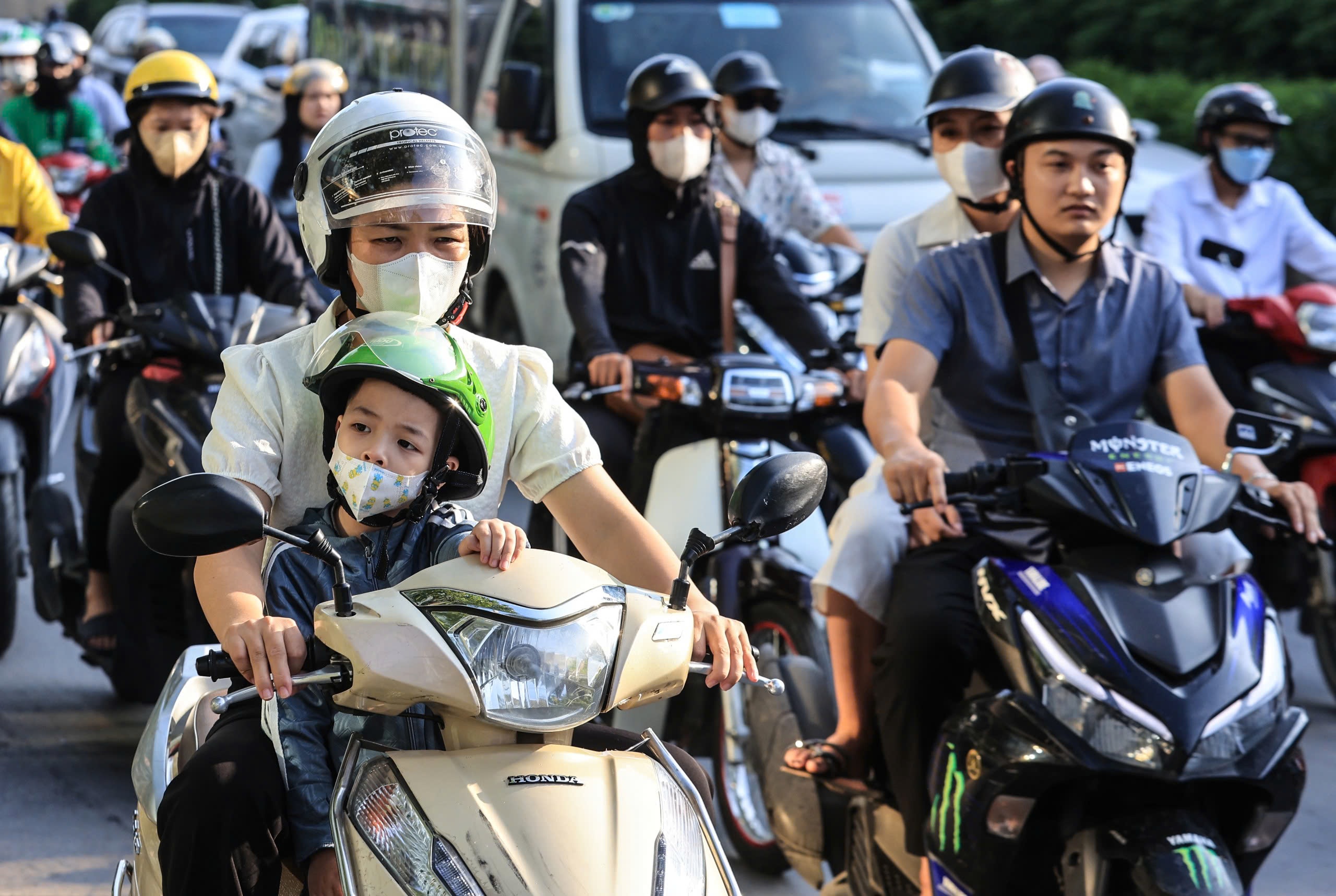 Ng&agrave;y đầu đi l&agrave;m sau nghỉ lễ, đường phố chật cứng người, xe- Ảnh 7.