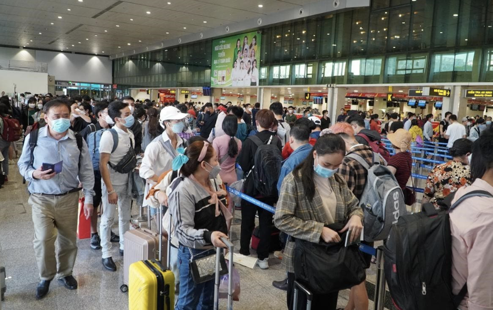 Đi lại dịp lễ 2/9: Kh&aacute;ch đi t&agrave;u xe tăng, kh&aacute;ch bay giảm- Ảnh 2.