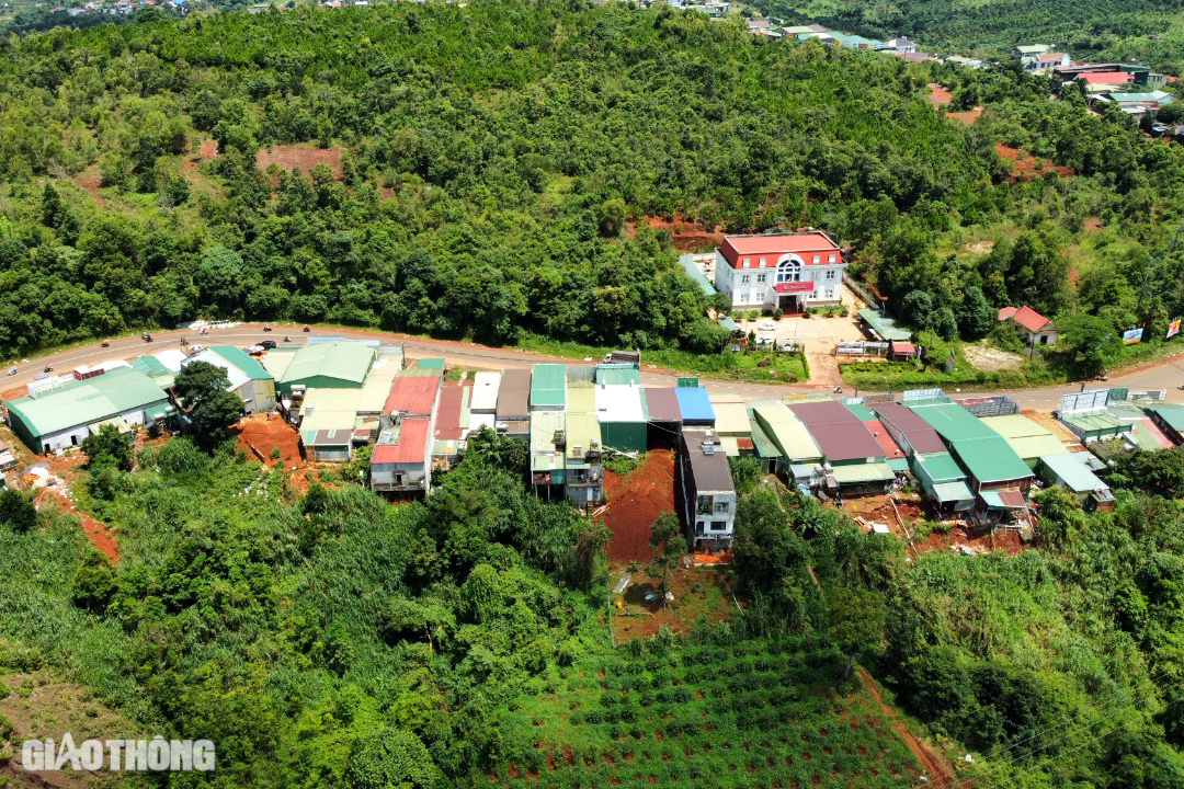 Đắk Nông: Cấm xe tải trên 7 tấn, xe khách trên 29 chỗ qua đoạn sụt lún trên tỉnh lộ 1- Ảnh 1. Đắk Nông: Cấm xe tải trên 7 tấn, xe khách trên 29 chỗ qua đoạn sụt lún trên tỉnh lộ 1- Ảnh 1.