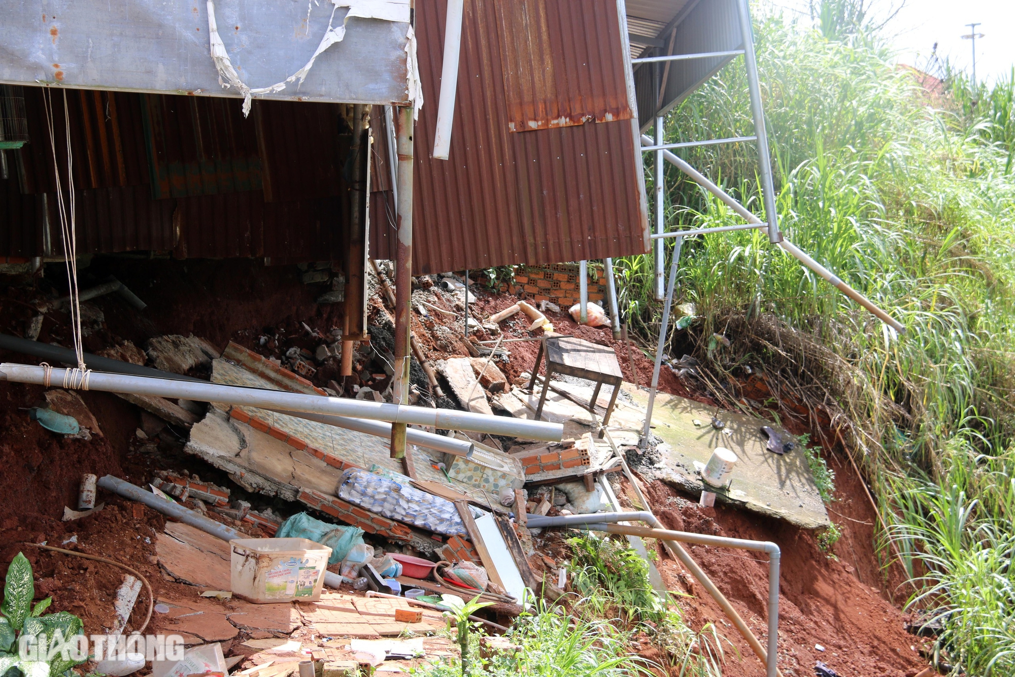 Đắk Nông: Cấm xe tải trên 7 tấn, xe khách trên 29 chỗ qua đoạn sụt lún trên tỉnh lộ 1- Ảnh 2. Đắk Nông: Cấm xe tải trên 7 tấn, xe khách trên 29 chỗ qua đoạn sụt lún trên tỉnh lộ 1- Ảnh 2.