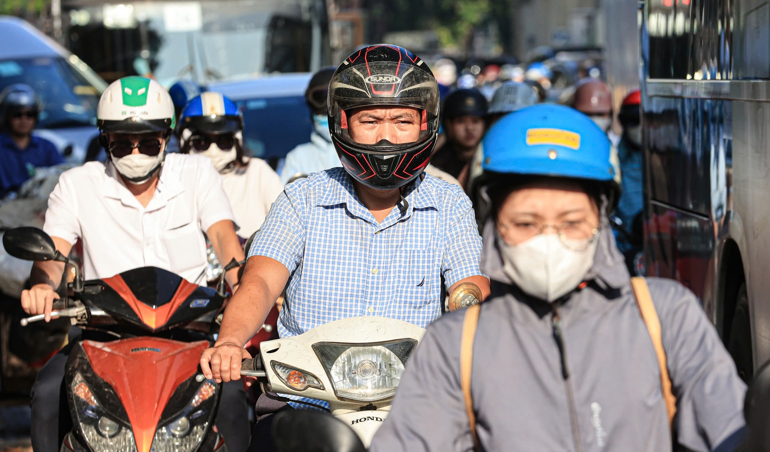 Ng&agrave;y đầu đi l&agrave;m sau nghỉ lễ, đường phố chật cứng người, xe- Ảnh 4.