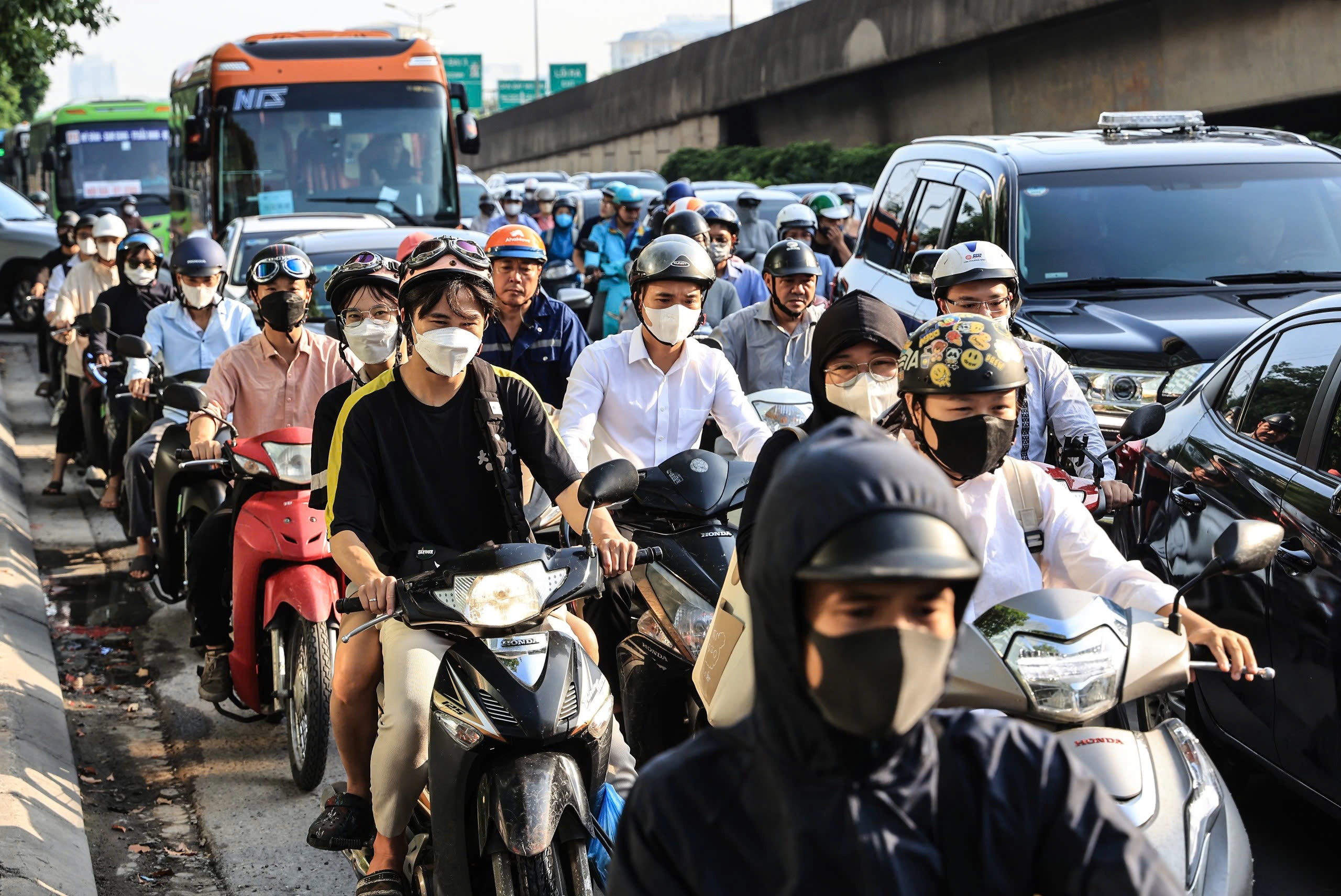 Ng&agrave;y đầu đi l&agrave;m sau nghỉ lễ, đường phố chật cứng người, xe- Ảnh 6.