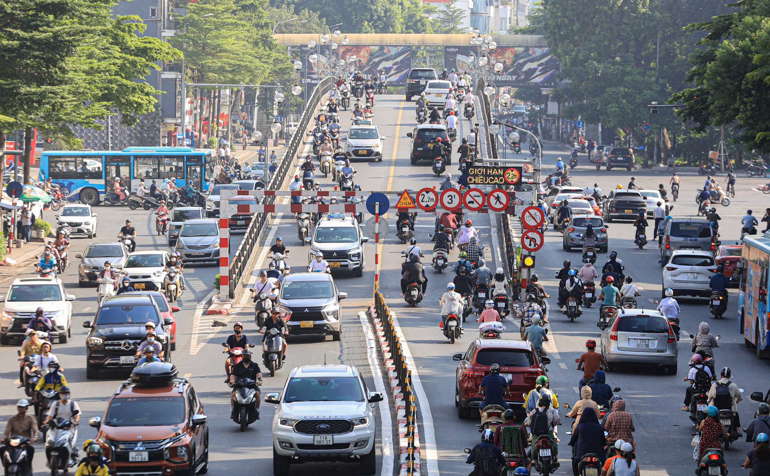 Ng&agrave;y đầu đi l&agrave;m sau nghỉ lễ, đường phố chật cứng người, xe- Ảnh 15.