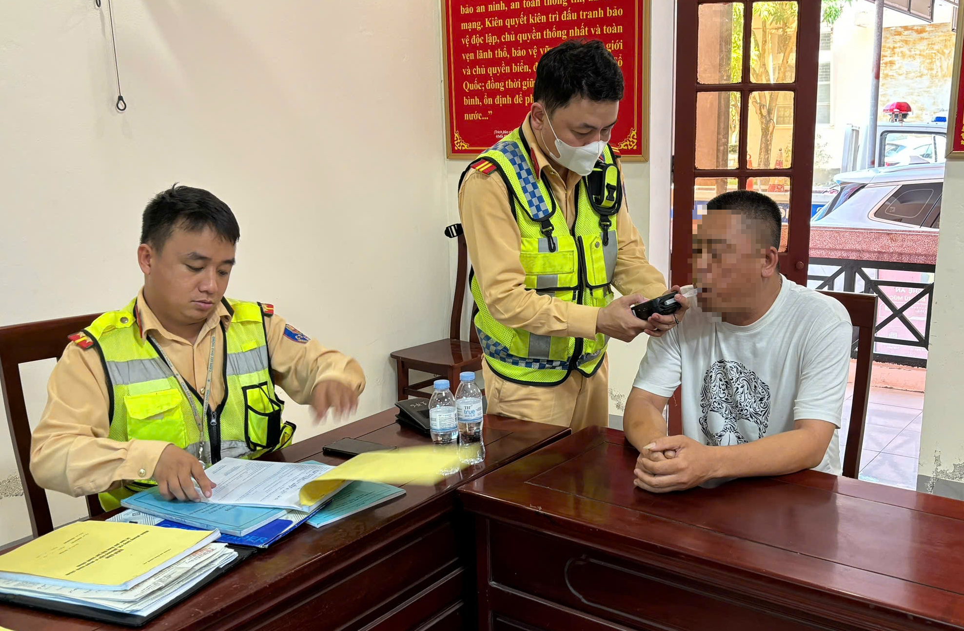 Xử l&yacute; t&agrave;i xế xe đầu k&eacute;o đi sai l&agrave;n, vượt đ&egrave;n đỏ su&yacute;t g&acirc;y tai nạn- Ảnh 1.