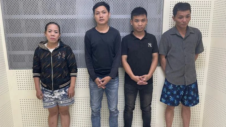 Cướp giật t&agrave;i sản, nh&oacute;m đối tượng bị khởi tố 4 tội danh- Ảnh 1.