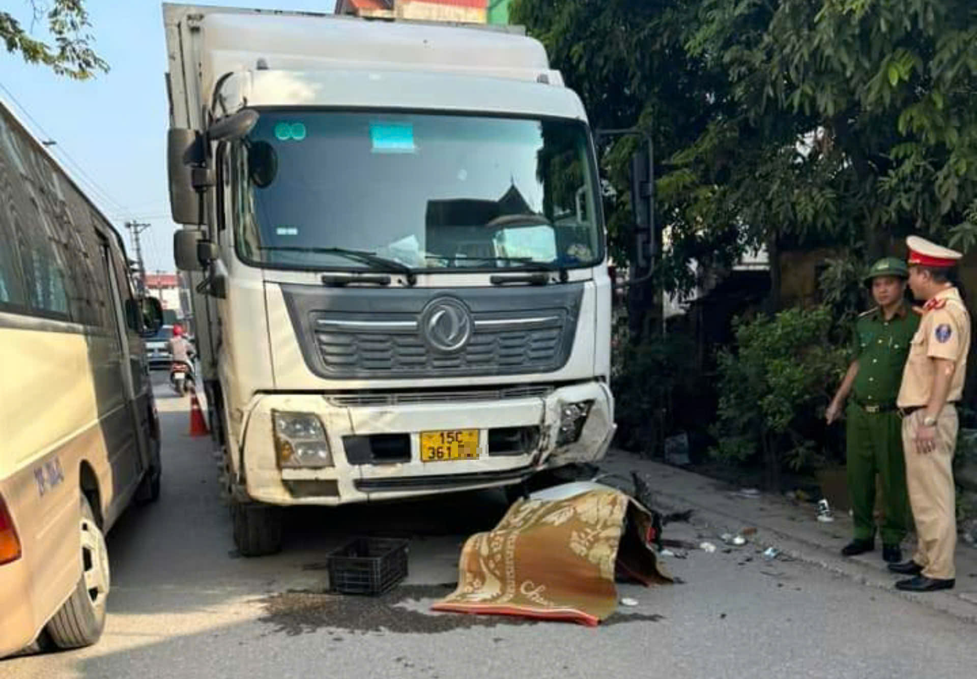 Xe m&aacute;y va chạm xe tải, người đ&agrave;n &ocirc;ng tử vong thương t&acirc;m- Ảnh 1.