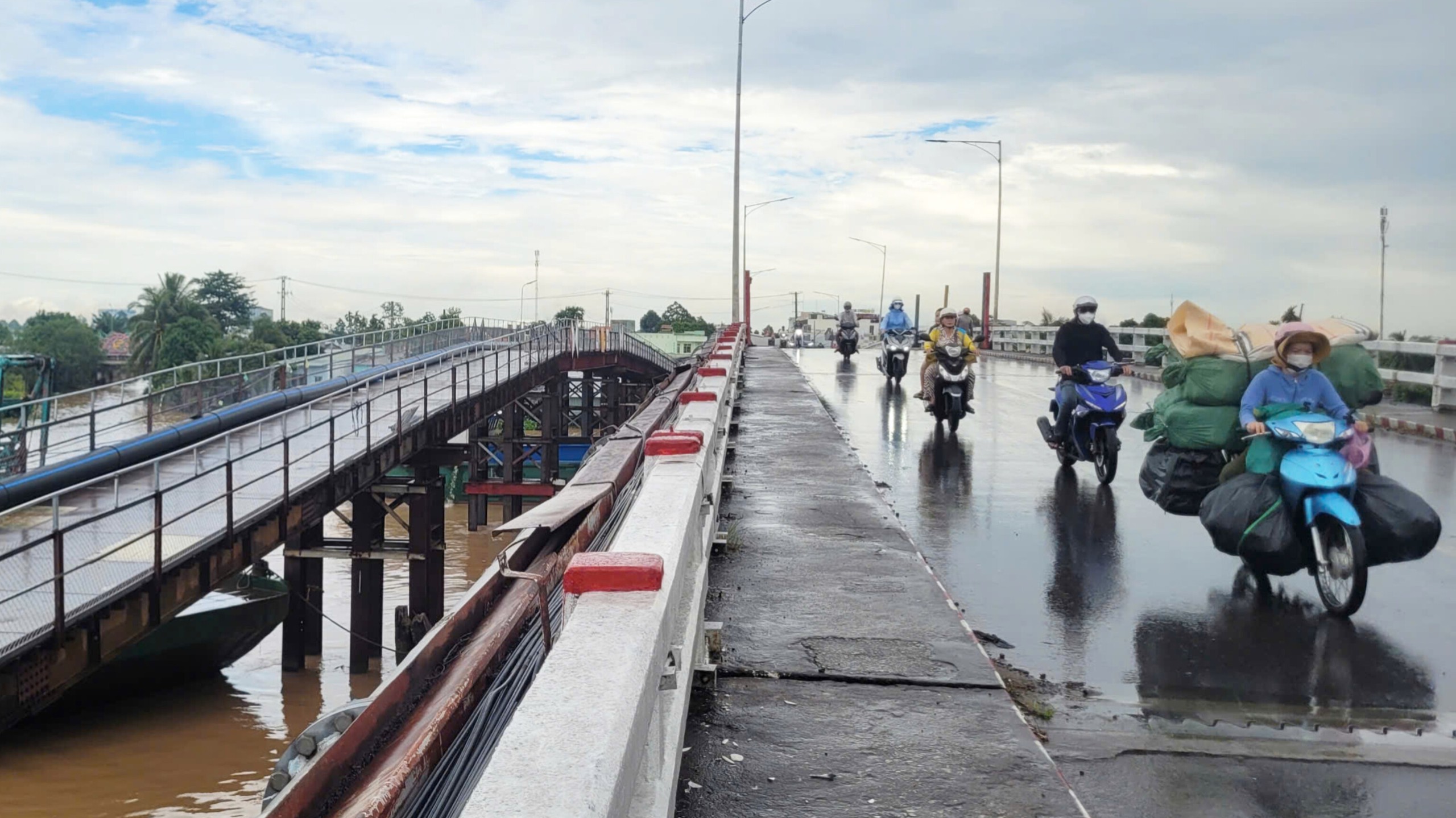 V&igrave; sao chưa th&aacute;o dỡ cầu Sa Đ&eacute;c cũ để x&acirc;y mới?- Ảnh 1.