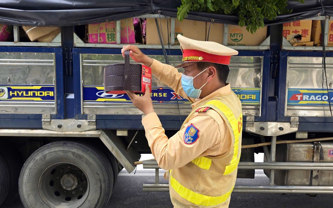 CSGT chặn xe chở 1.600 b&aacute;nh trung thu lậu tuồn về H&agrave; Nội