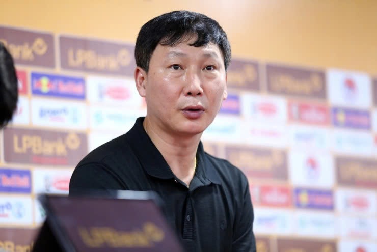 Thua đội hạng 33 thế giới, HLV Kim Sang-sik khen ngợi hai c&aacute;i t&ecirc;n n&agrave;y- Ảnh 1.