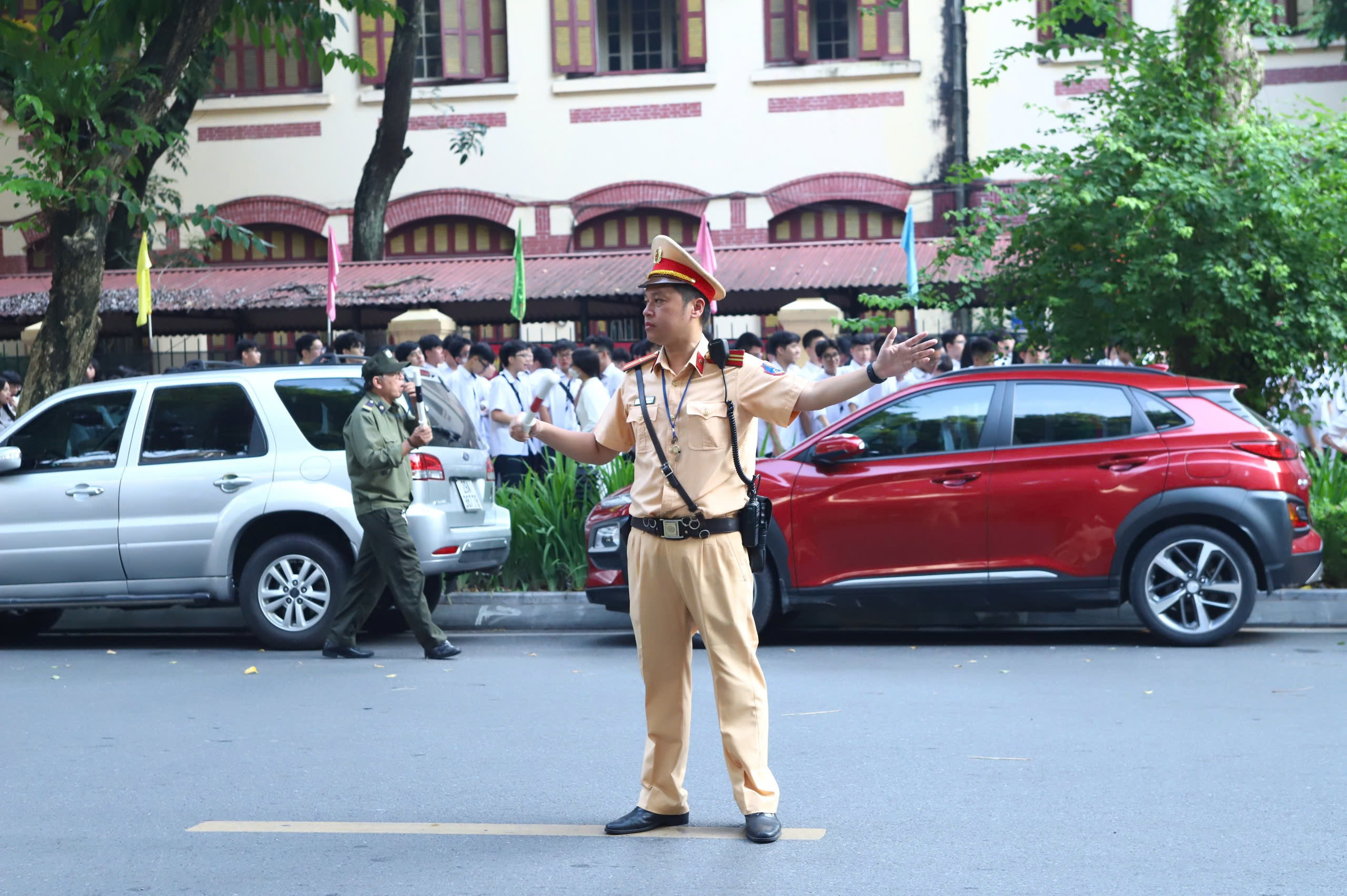 CSGT H&agrave; Nội căng m&igrave;nh điều tiết, giao th&ocirc;ng nhiều cổng trường th&ocirc;ng tho&aacute;ng ng&agrave;y khai giảng- Ảnh 1.