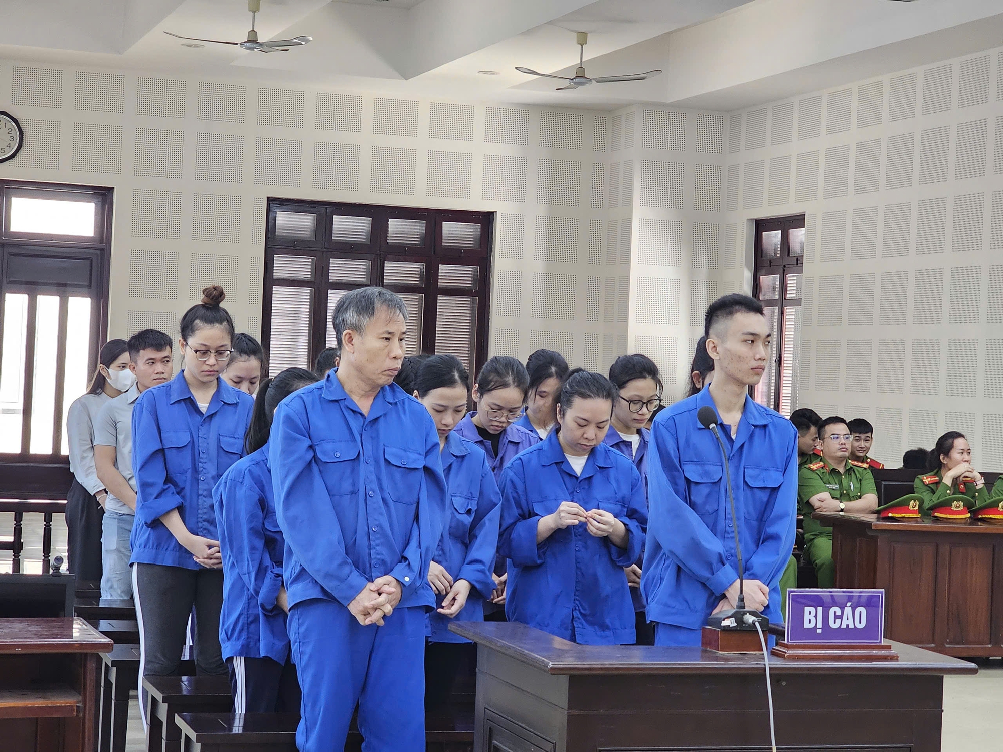 Gi&aacute;m đốc doanh nghiệp cấu kết "ph&ugrave; ph&eacute;p" hồ sơ đưa người xuất cảnh tr&aacute;i ph&eacute;p sang Canada- Ảnh 1.