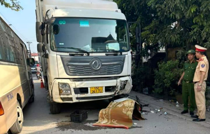 Hiện trường vụ tai nạn cho thấy chiếc xe tải đ&atilde; chiếm hết phần đường của xe m&aacute;y đi theo chiều ngược lại.