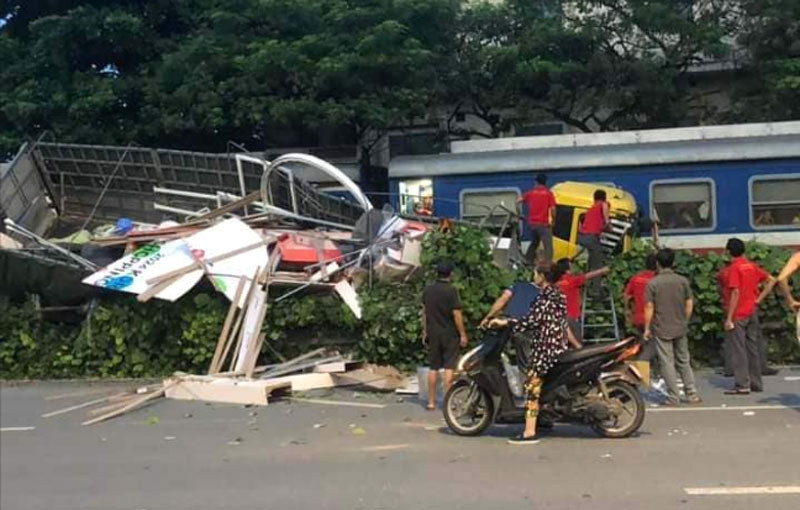 Hiện trường vụ tai nạn giữa &ocirc; t&ocirc; v&agrave; t&agrave;u hỏa.