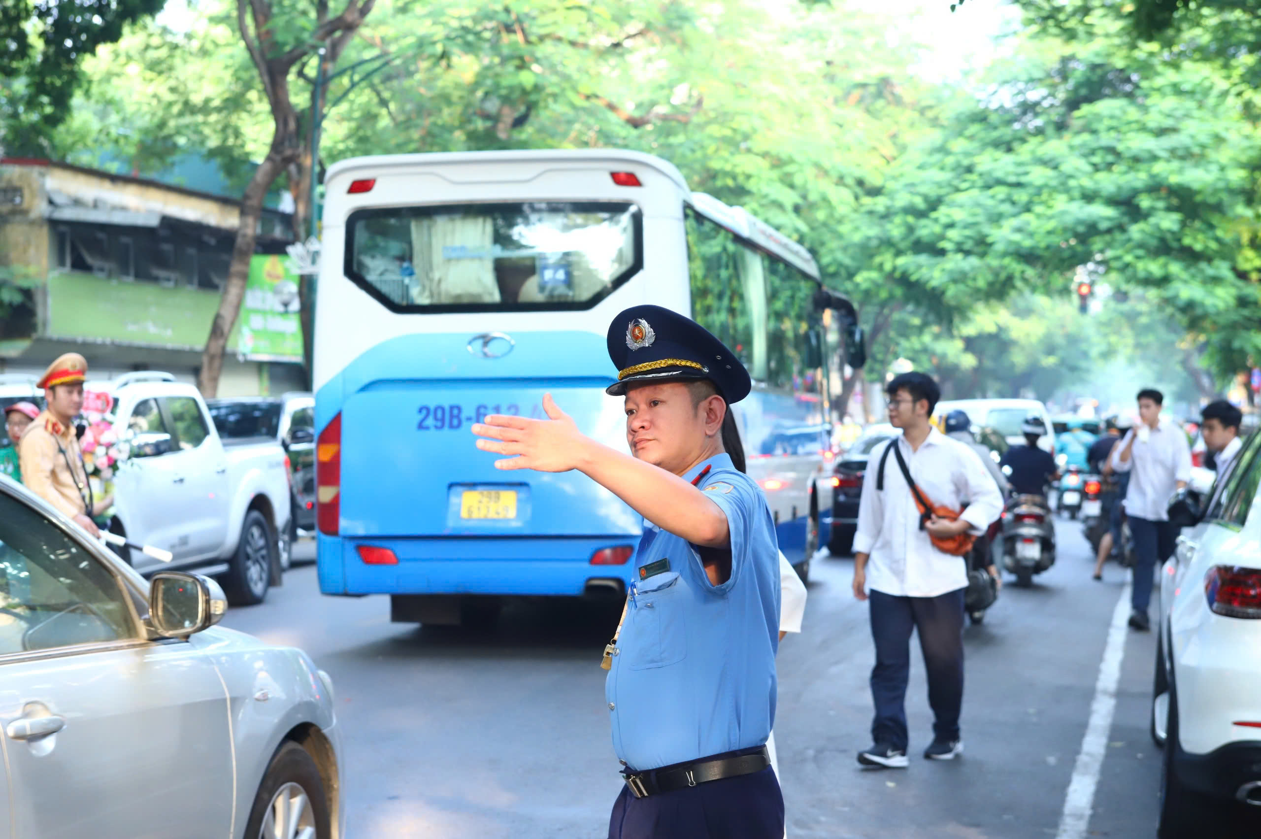 CSGT H&agrave; Nội căng m&igrave;nh điều tiết, giao th&ocirc;ng nhiều cổng trường th&ocirc;ng tho&aacute;ng ng&agrave;y khai giảng- Ảnh 5.