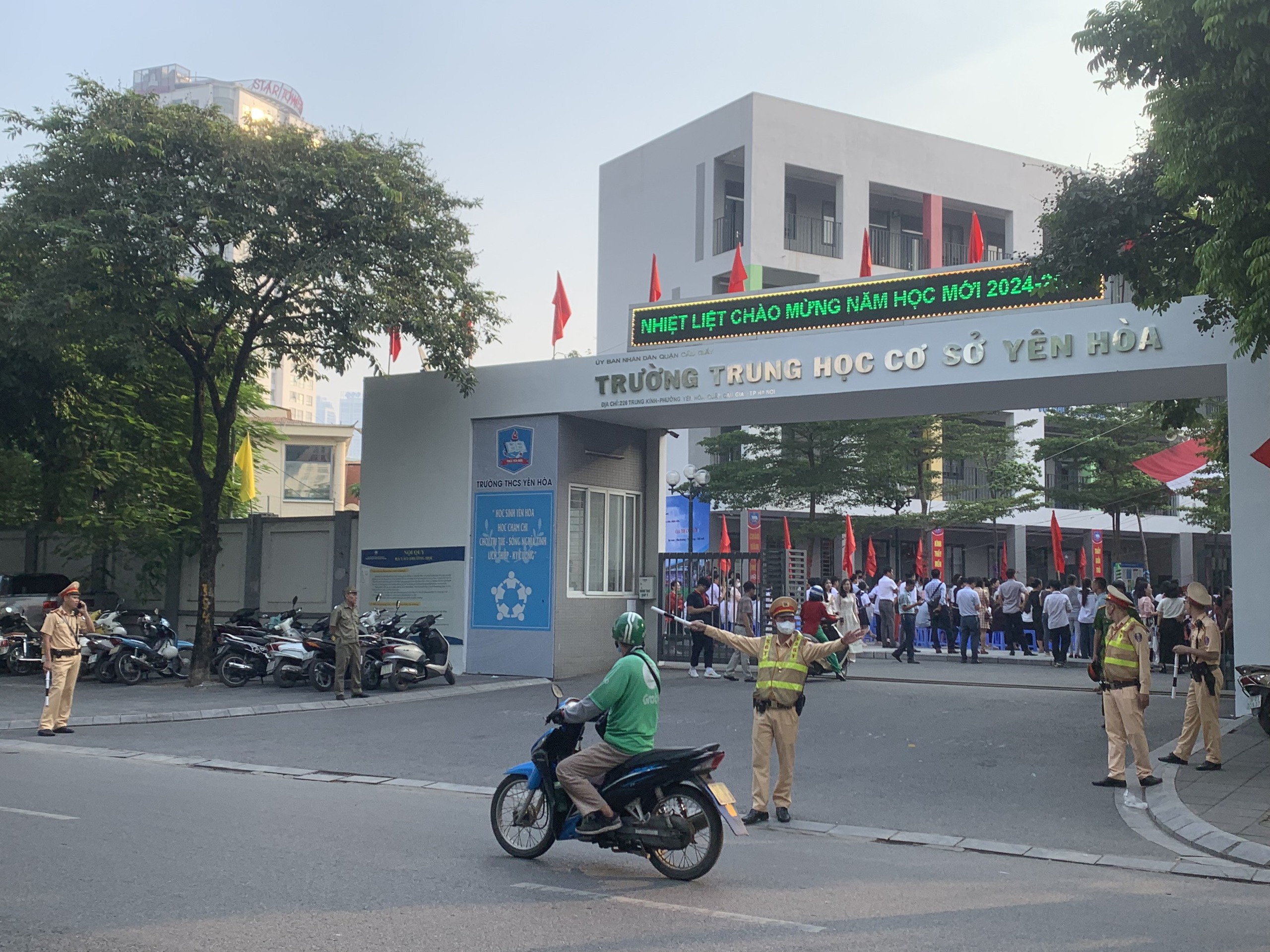 CSGT H&agrave; Nội căng m&igrave;nh điều tiết, giao th&ocirc;ng nhiều cổng trường th&ocirc;ng tho&aacute;ng ng&agrave;y khai giảng- Ảnh 7.