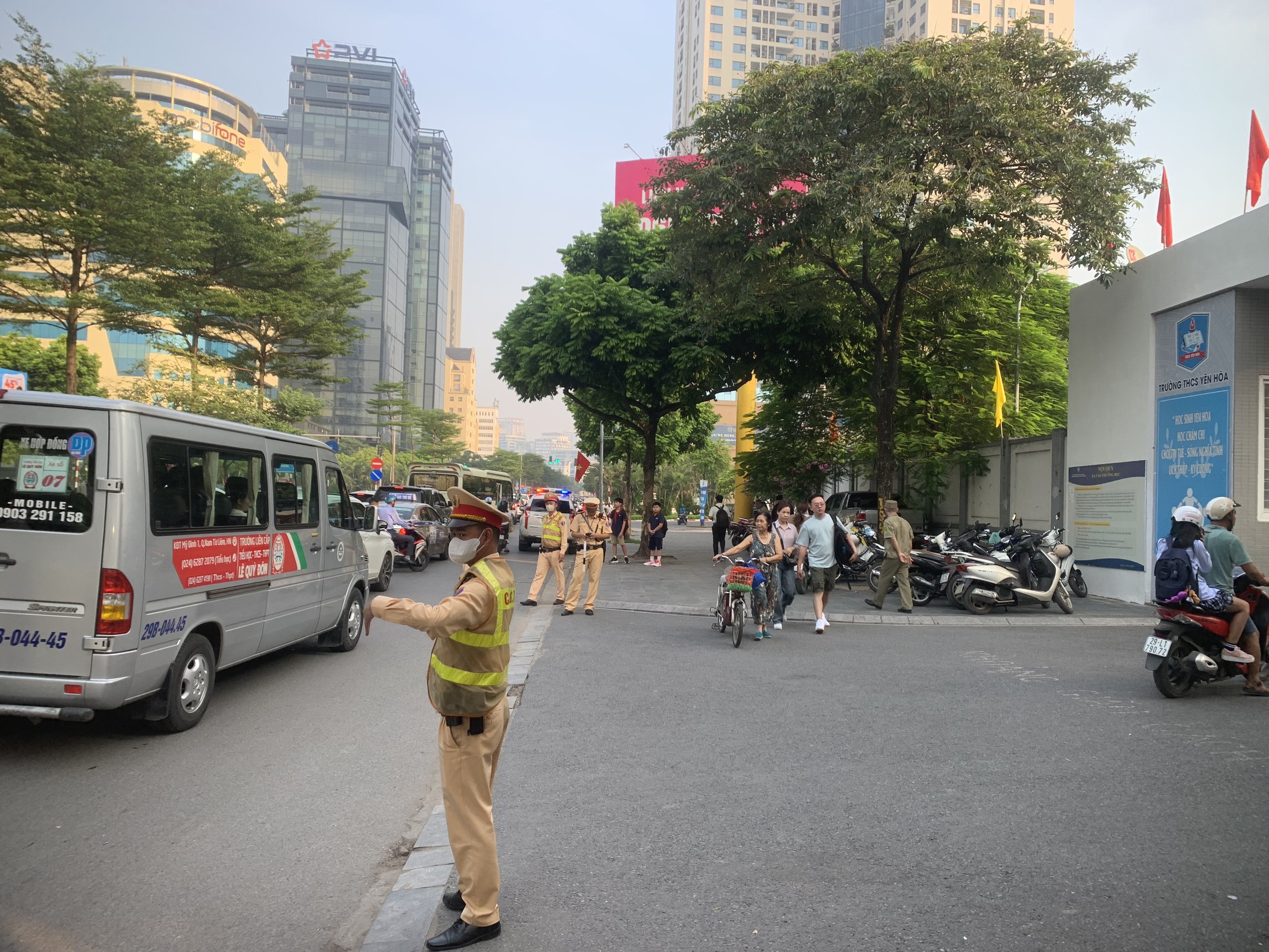 CSGT H&agrave; Nội căng m&igrave;nh điều tiết, giao th&ocirc;ng nhiều cổng trường th&ocirc;ng tho&aacute;ng ng&agrave;y khai giảng- Ảnh 8.