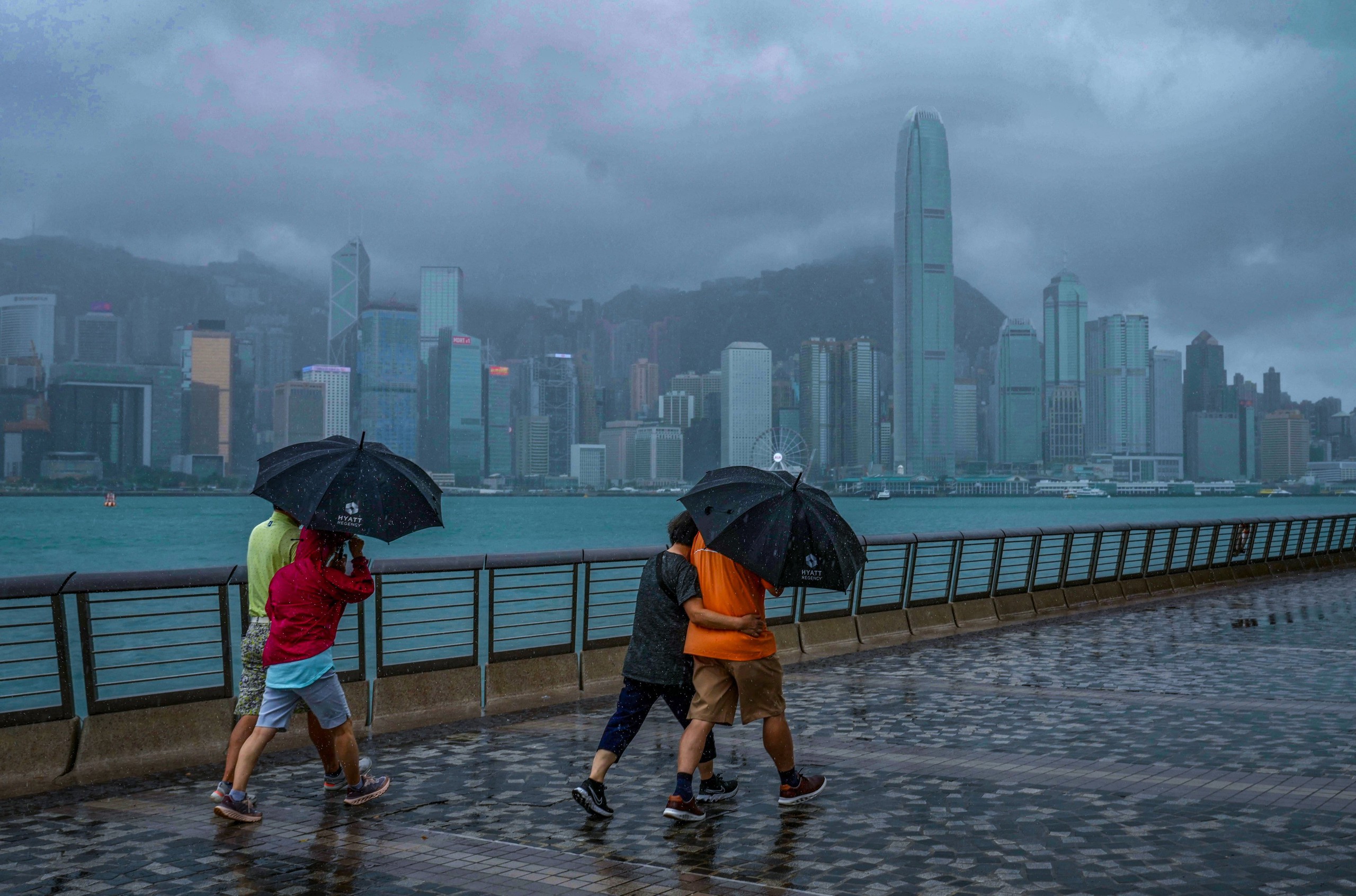 Si&ecirc;u b&atilde;o Yagi đổ bộ, Trung Quốc tạm dừng hoạt động c&acirc;y cầu d&agrave;i nhất thế giới- Ảnh 1.