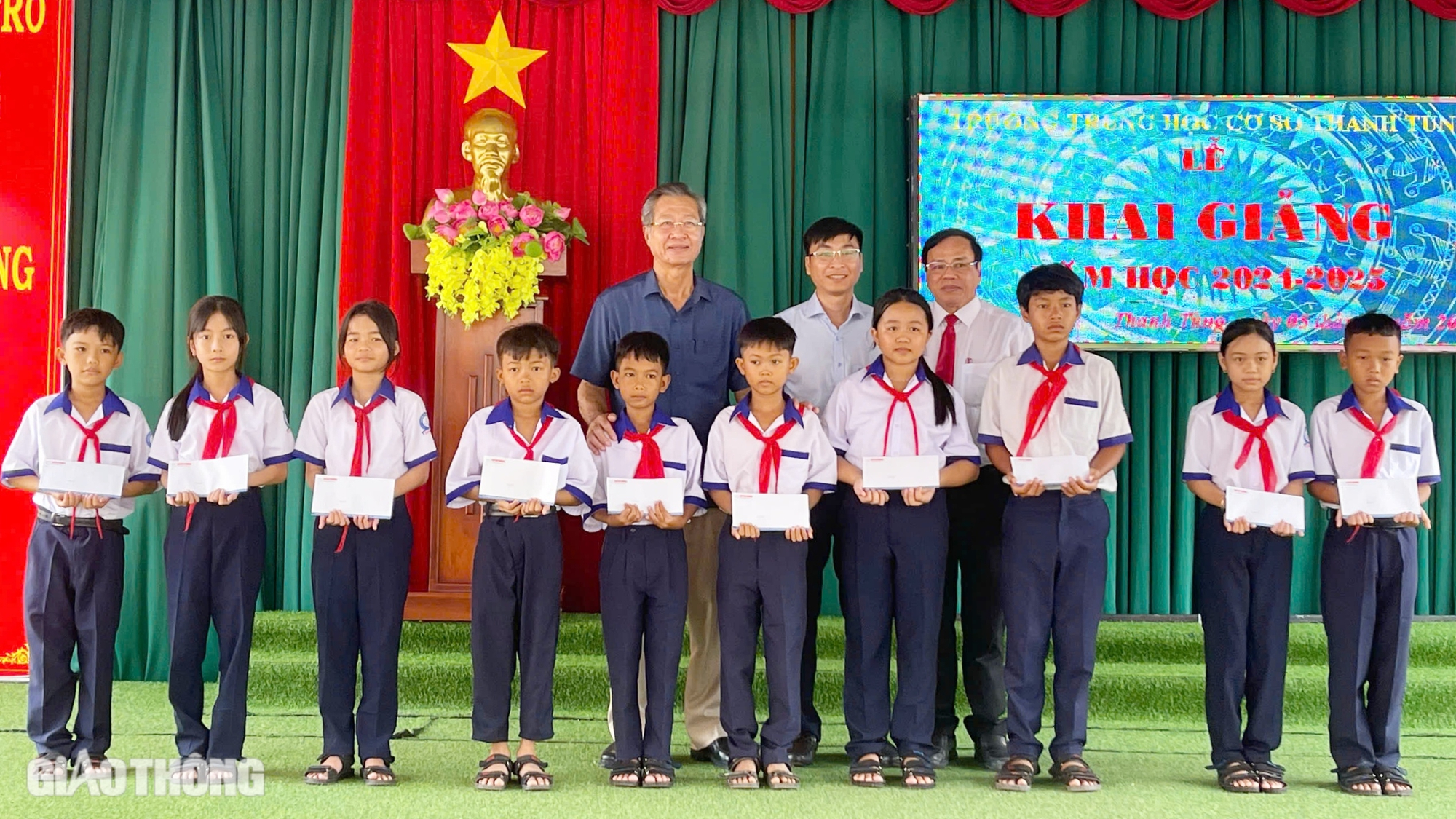 B&aacute;o Giao th&ocirc;ng trao học bổng cho học sinh kh&oacute; khăn ở C&agrave; Mau- Ảnh 1.