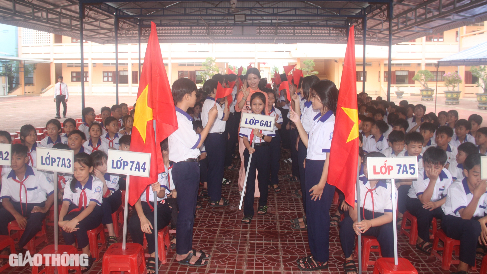 B&aacute;o Giao th&ocirc;ng trao học bổng cho học sinh kh&oacute; khăn ở C&agrave; Mau- Ảnh 4.