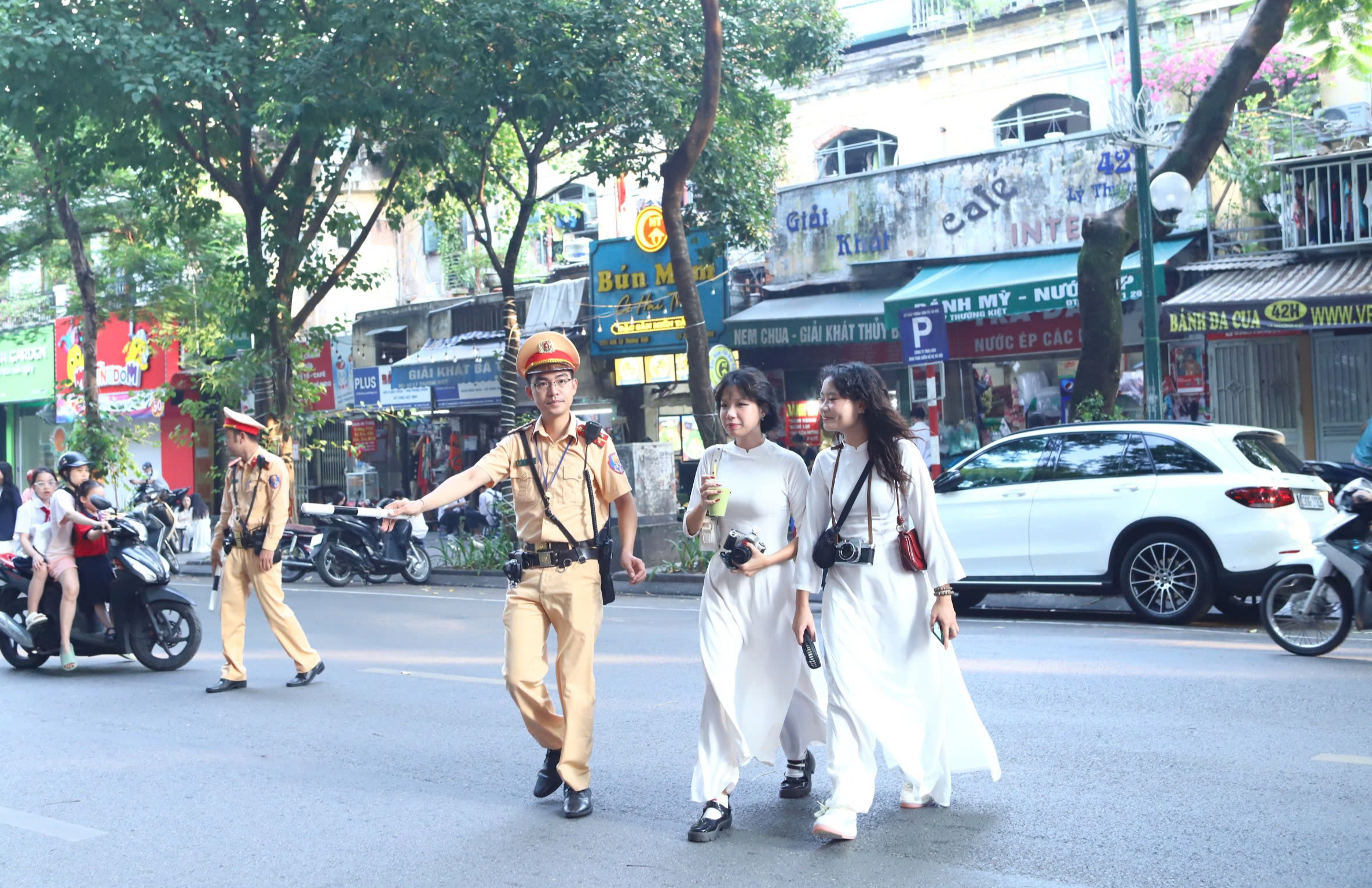 CSGT H&agrave; Nội căng m&igrave;nh điều tiết, giao th&ocirc;ng nhiều cổng trường th&ocirc;ng tho&aacute;ng ng&agrave;y khai giảng- Ảnh 6.