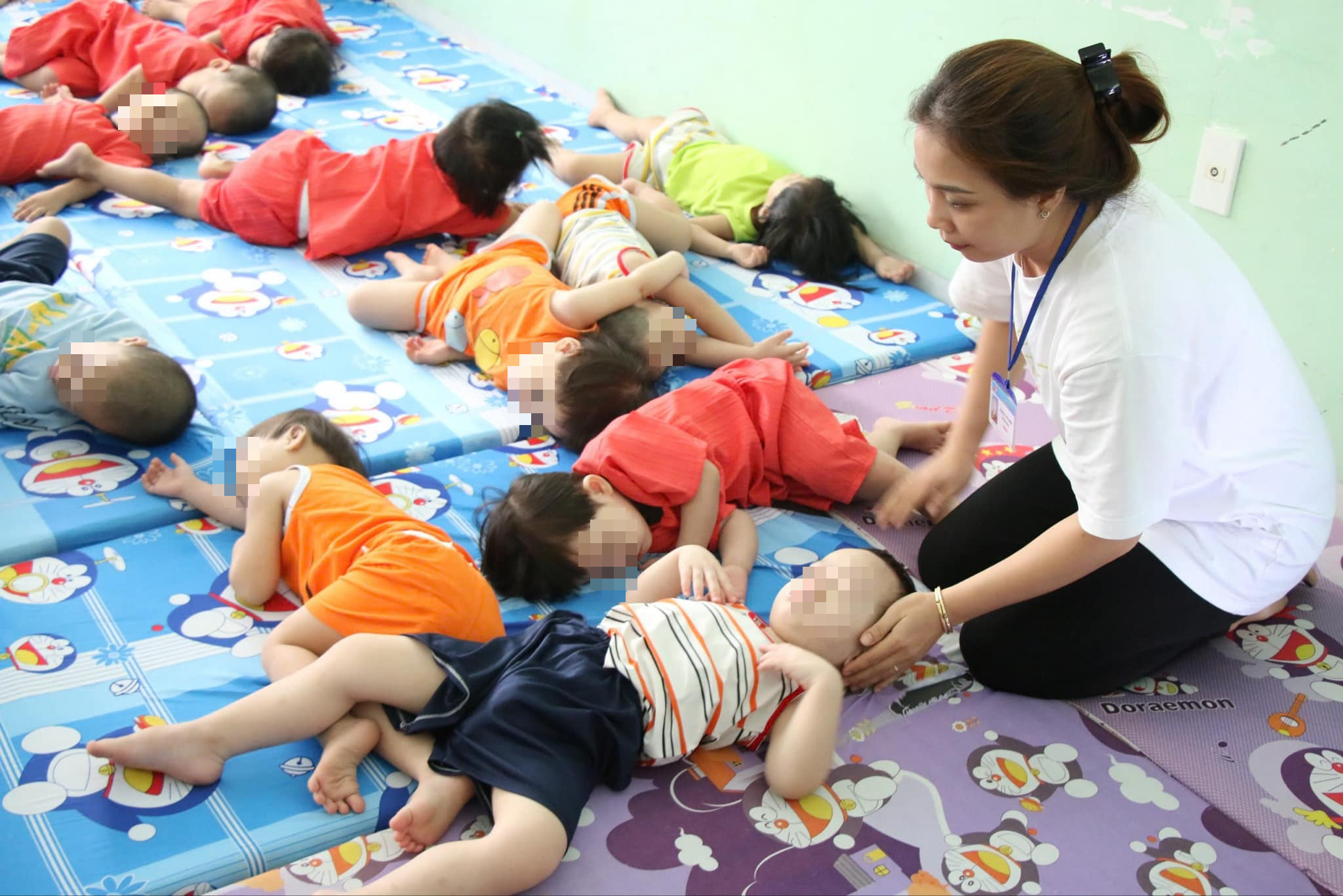 Năm bảo mẫu c&oacute; h&agrave;nh vi h&agrave;nh hạ trẻ ở M&aacute;i ấm Hoa Hồng- Ảnh 2.