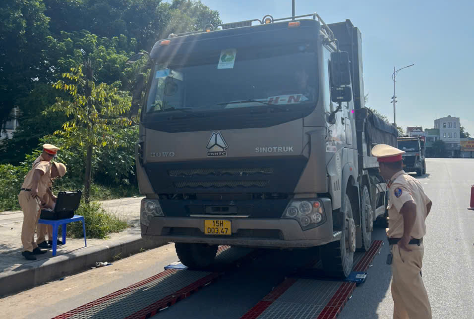 Hai doanh nghiệp bị phạt gần nửa tỷ đồng v&igrave; c&oacute; xe chở qu&aacute; tải- Ảnh 2.