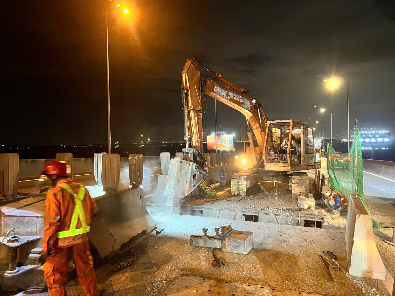 Xuyên đêm sửa chữa khe co giãn cầu Long Thành- Ảnh 2. Xuyên đêm sửa chữa khe co giãn cầu Long Thành- Ảnh 2.