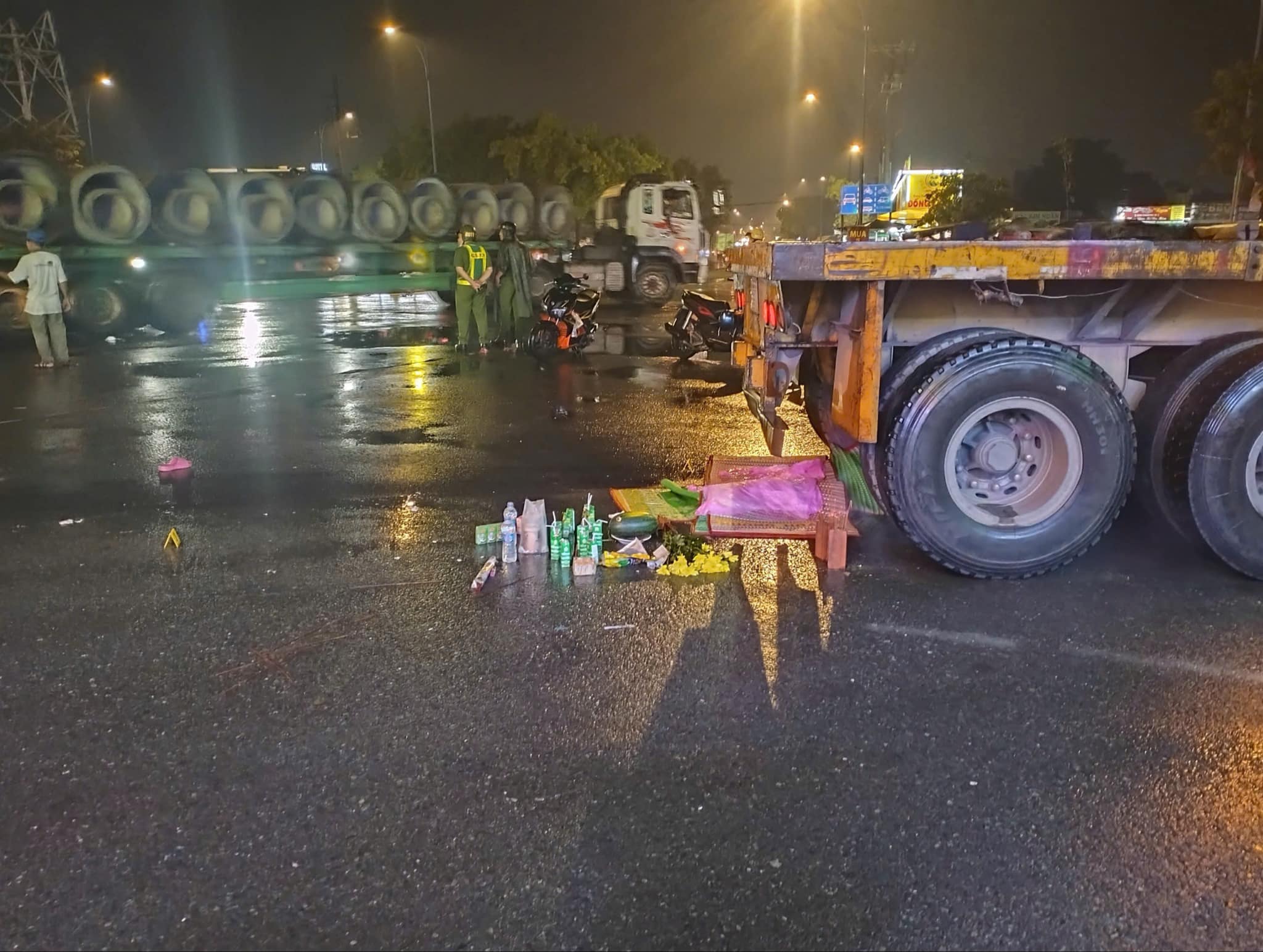 Mẹ trọng thương, 2 con tử vong thương t&acirc;m sau va chạm với xe container- Ảnh 1.