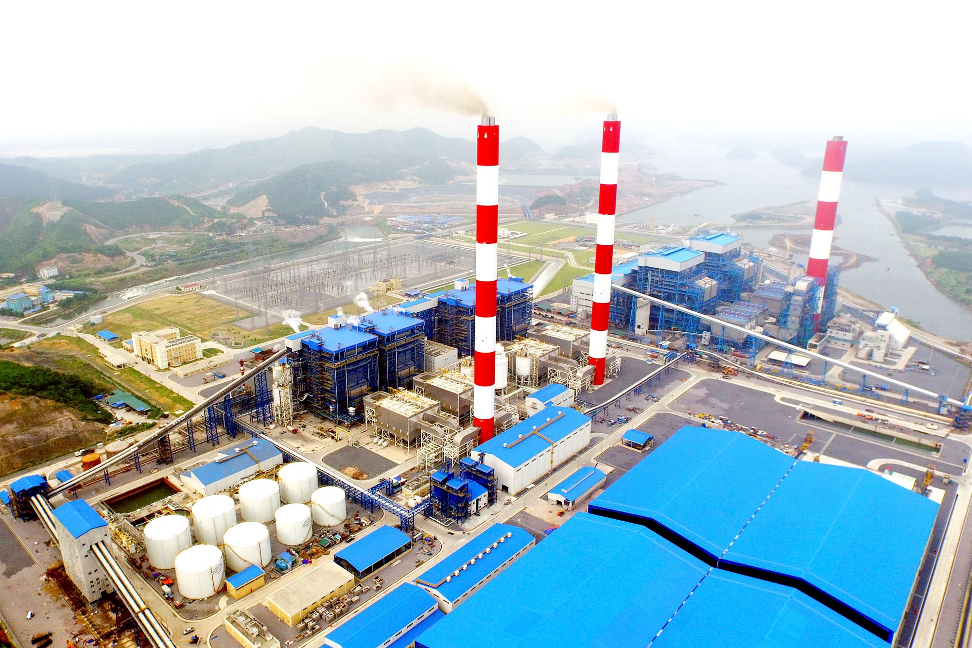 Xem xét phát triển điện hạt nhân cỡ nhỏ, tăng công suất điện mặt trời- Ảnh 1. Xem xét phát triển điện hạt nhân cỡ nhỏ, tăng công suất điện mặt trời- Ảnh 1.