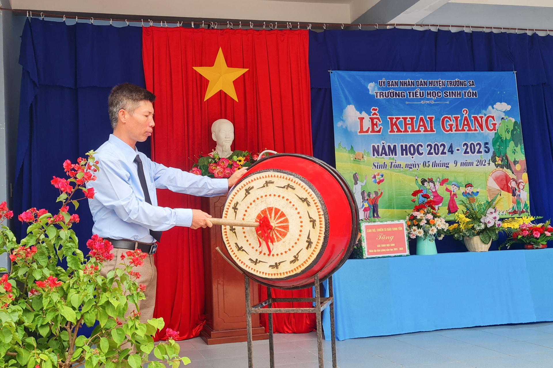 Rộn r&agrave;ng tiếng trống khai giảng năm học mới tr&ecirc;n huyện đảo Trường Sa- Ảnh 2.