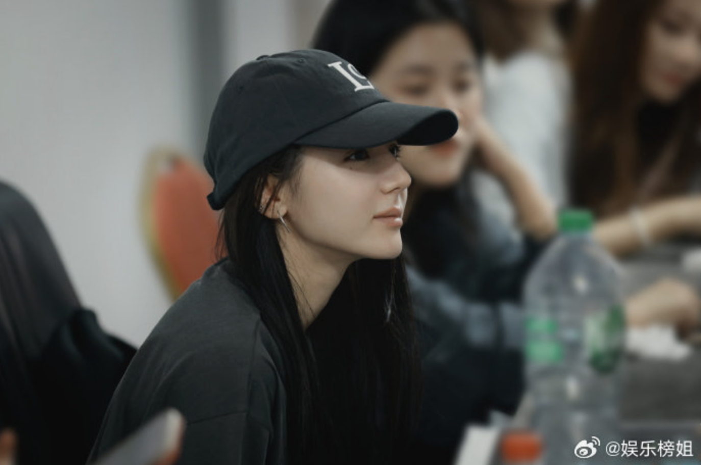 "Mỹ nữ T&acirc;n Cương" Địch Lệ Nhiệt Ba mặt mộc g&acirc;y dậy s&oacute;ng mạng x&atilde; hội- Ảnh 1.