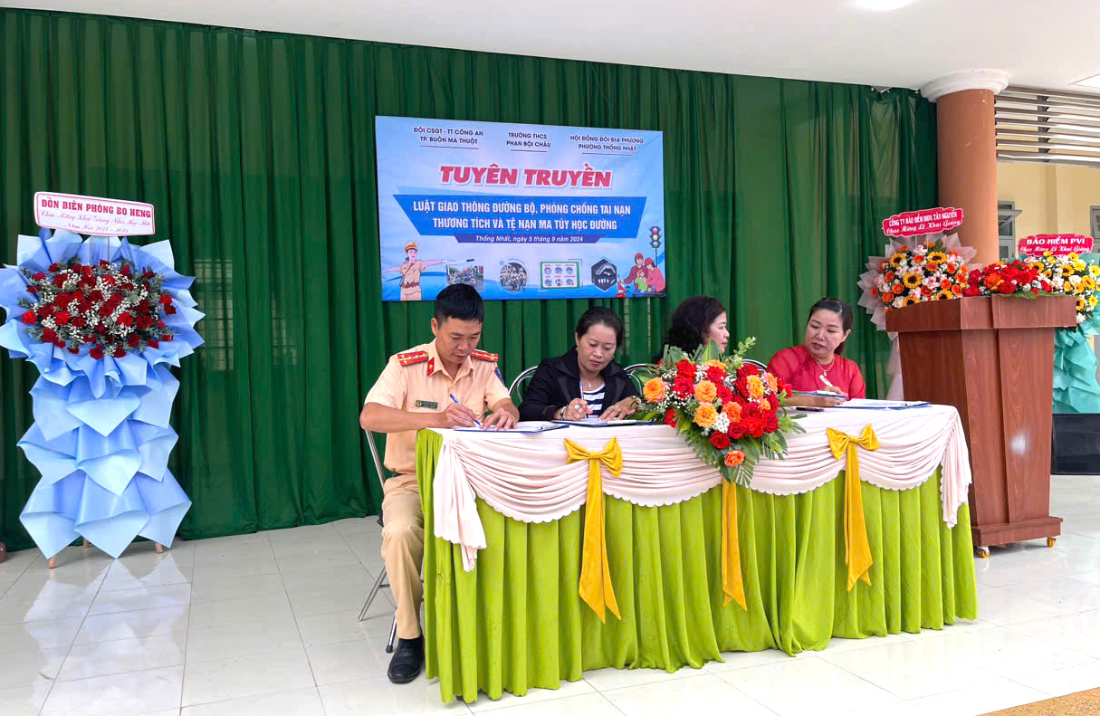 Đắk Lắk: Tuyên truyền pháp luật ATGT cho học sinh tại lễ khai giảng- Ảnh 3. Đắk Lắk: Tuyên truyền pháp luật ATGT cho học sinh tại lễ khai giảng- Ảnh 3.