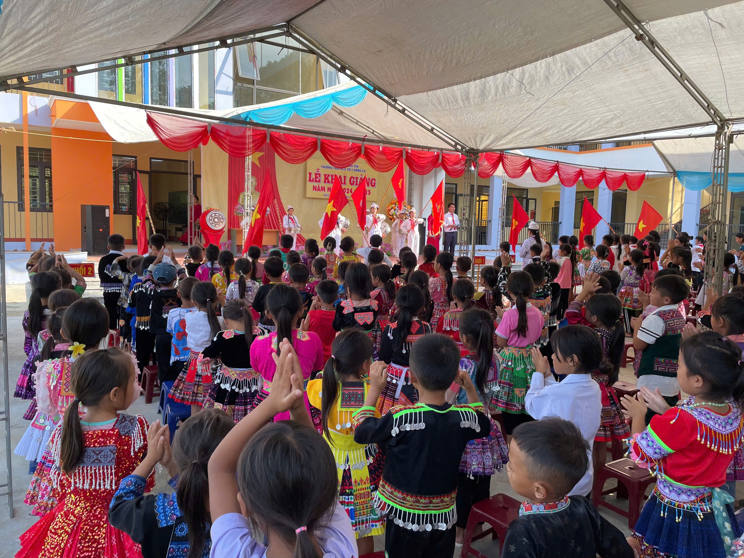 Học sinh v&ugrave;ng lũ T&acirc;y Bắc n&ocirc; nức ch&agrave;o đ&oacute;n năm học mới- Ảnh 9.