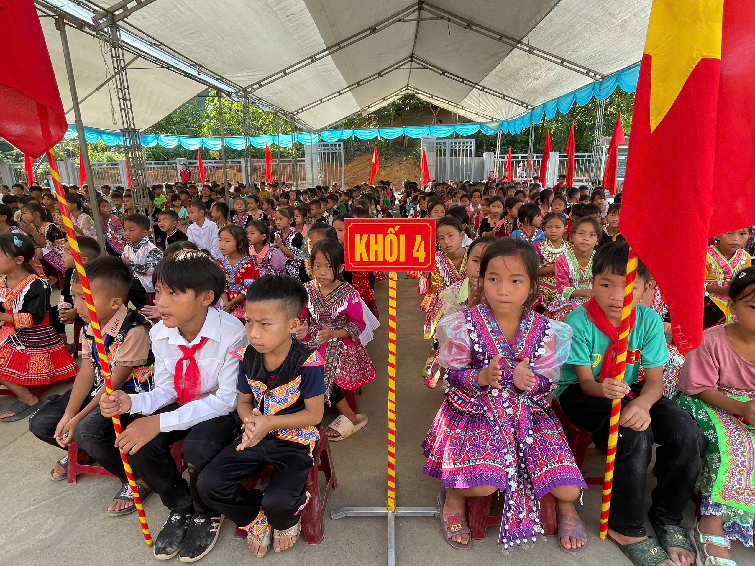 Học sinh v&ugrave;ng lũ T&acirc;y Bắc n&ocirc; nức ch&agrave;o đ&oacute;n năm học mới- Ảnh 10.